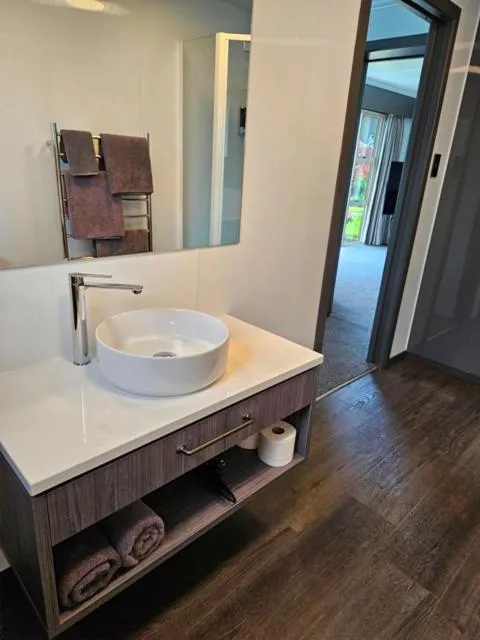 Lakeside Motel & Apartments