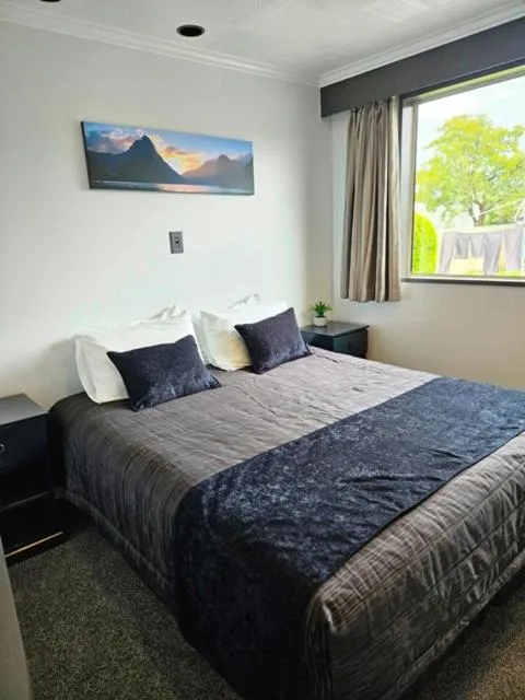 Bed in Lakeside Motel & Apartments