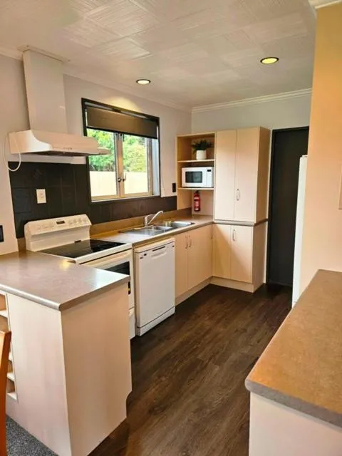 Lakeside Motel & Apartments