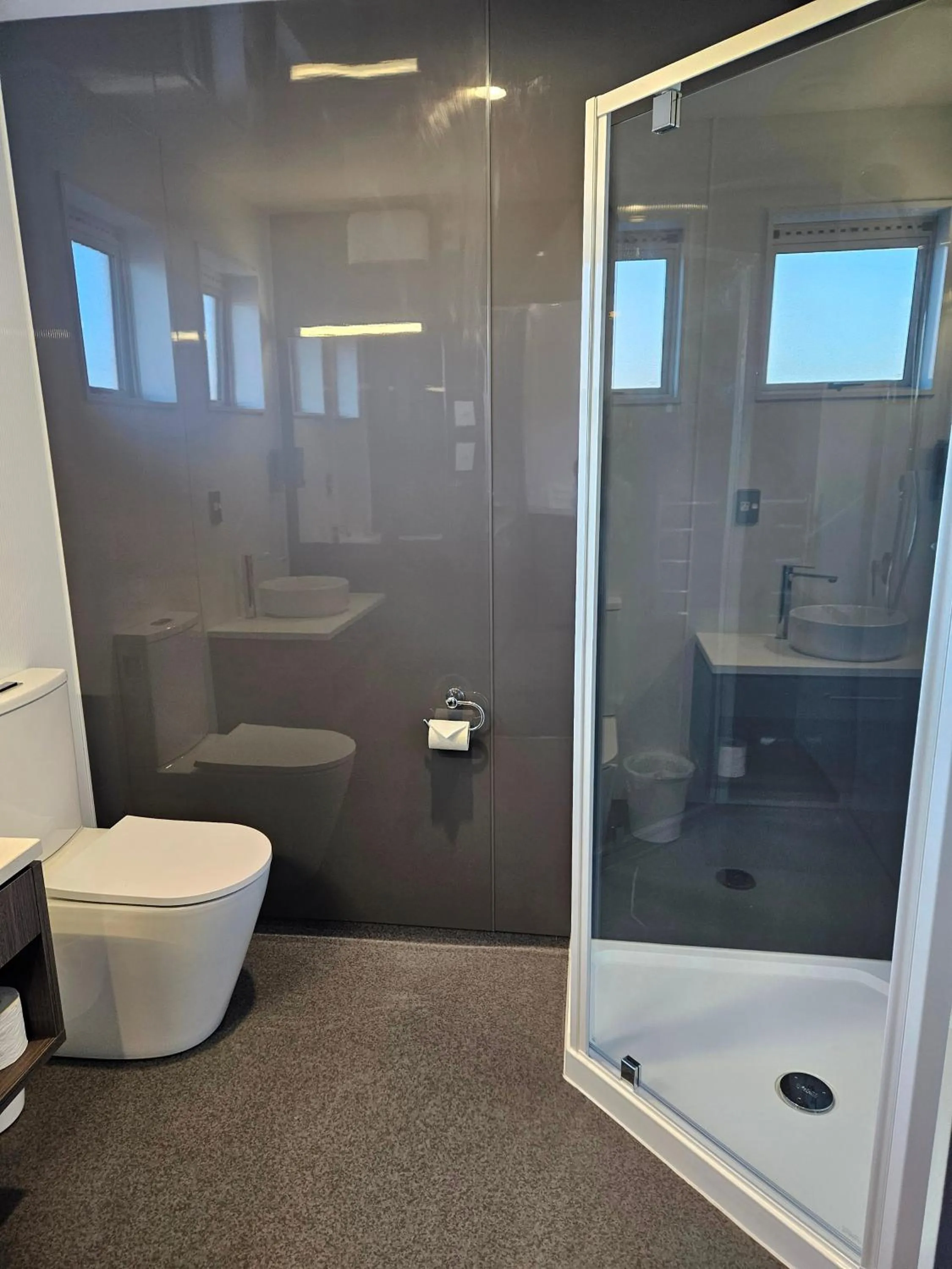 Lakeside Motel & Apartments