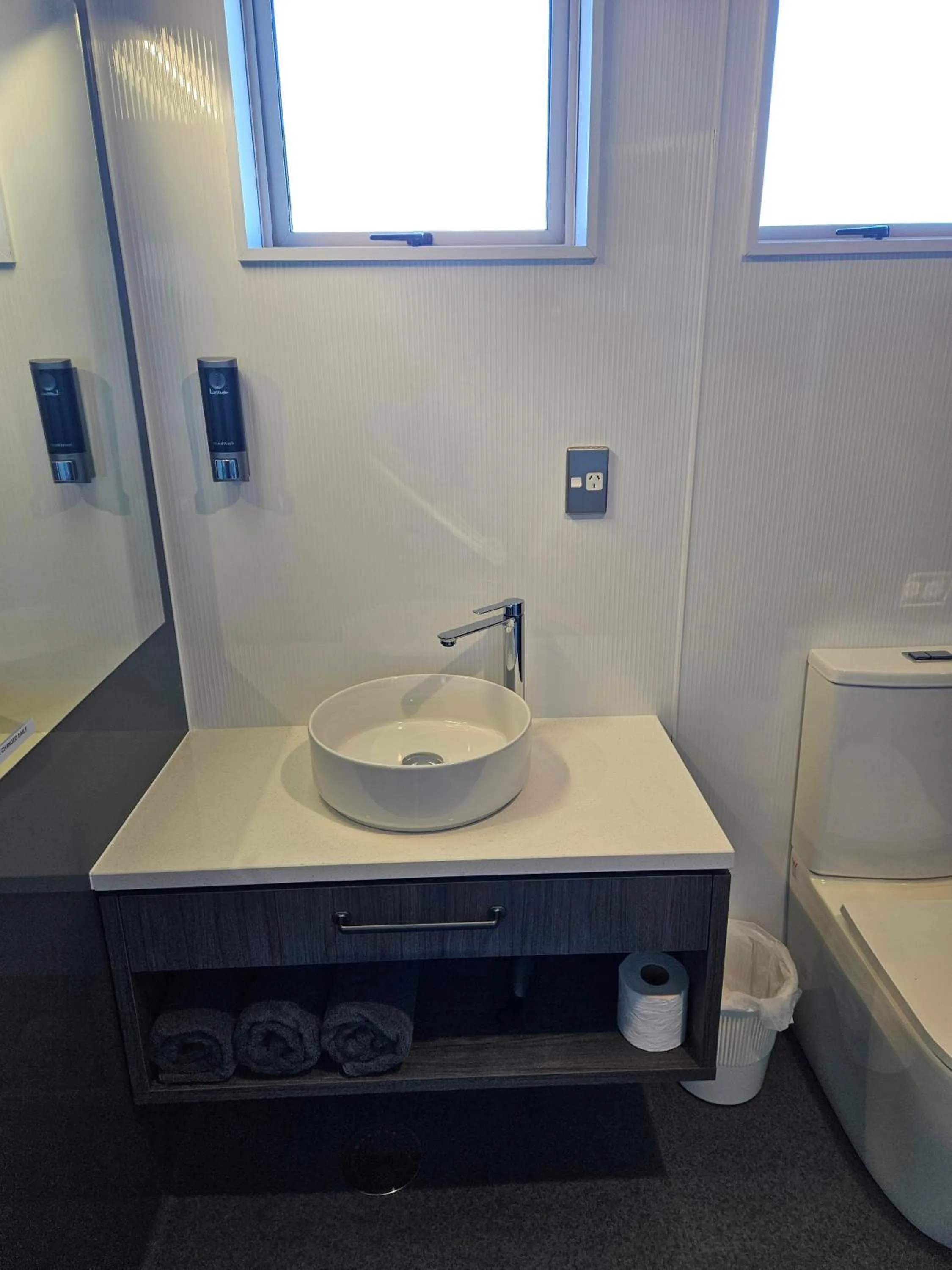 Lakeside Motel & Apartments