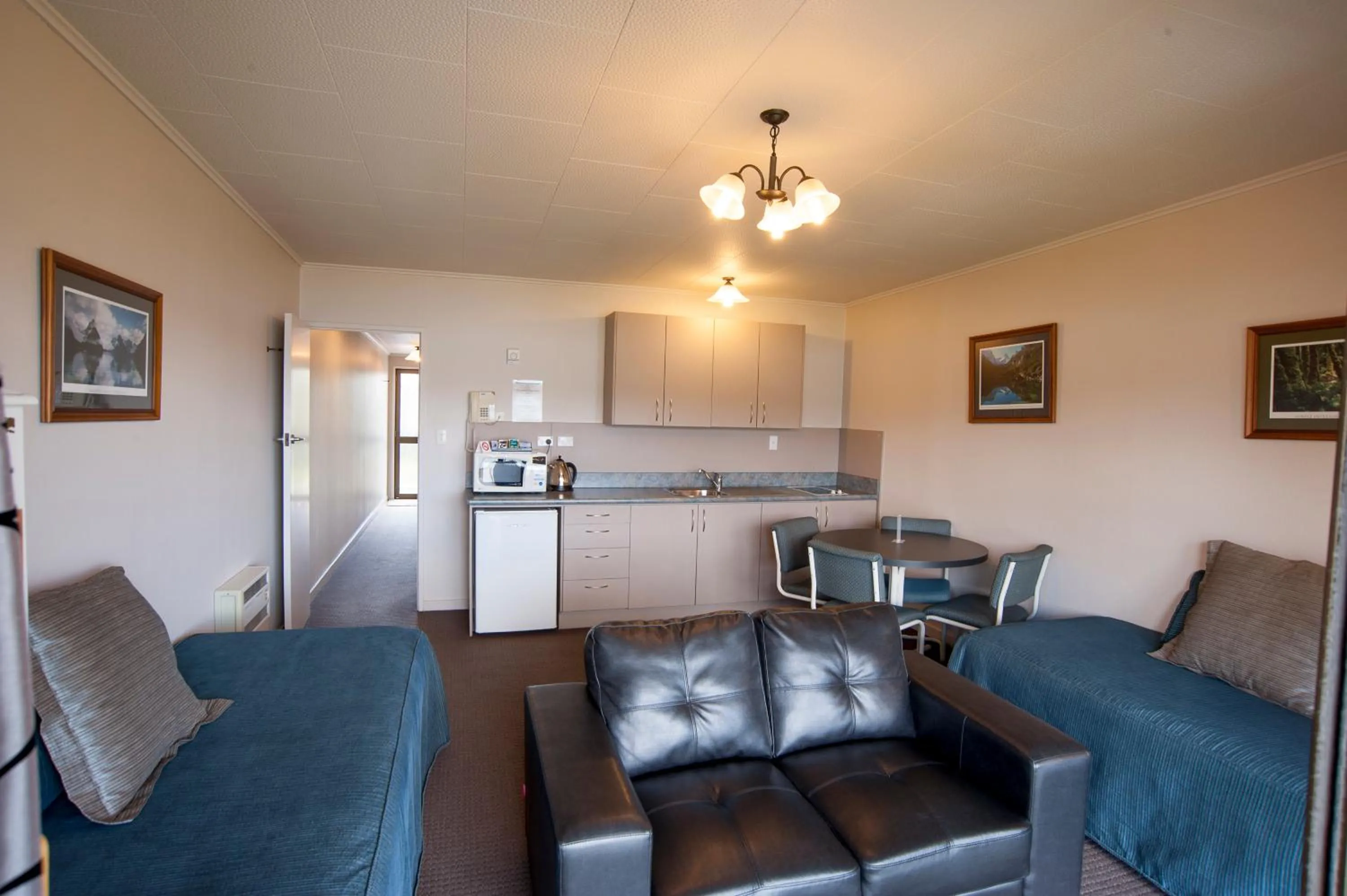 Lounge or bar in Lakeside Motel & Apartments