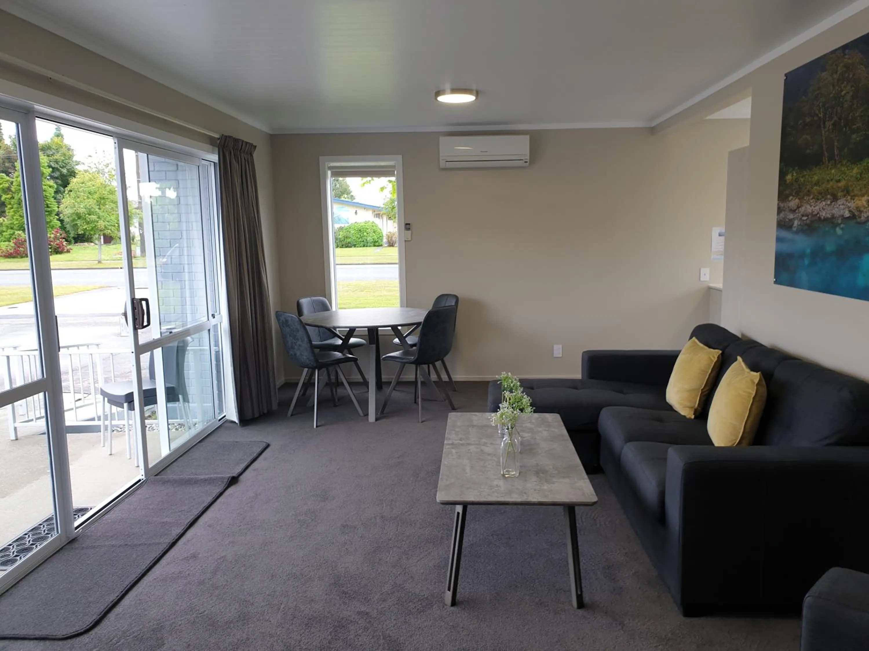 Lakeside Motel & Apartments