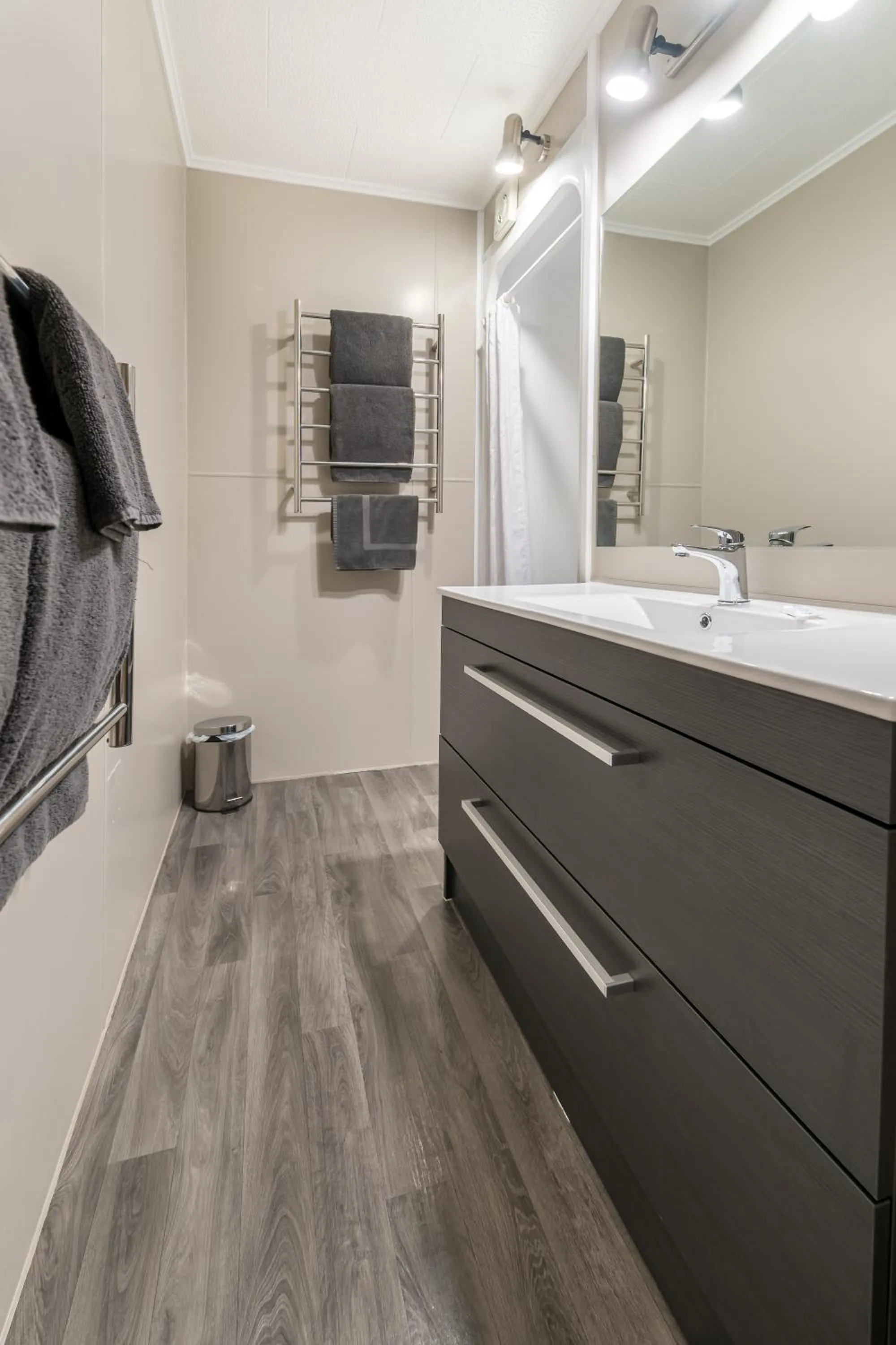 Lakeside Motel & Apartments