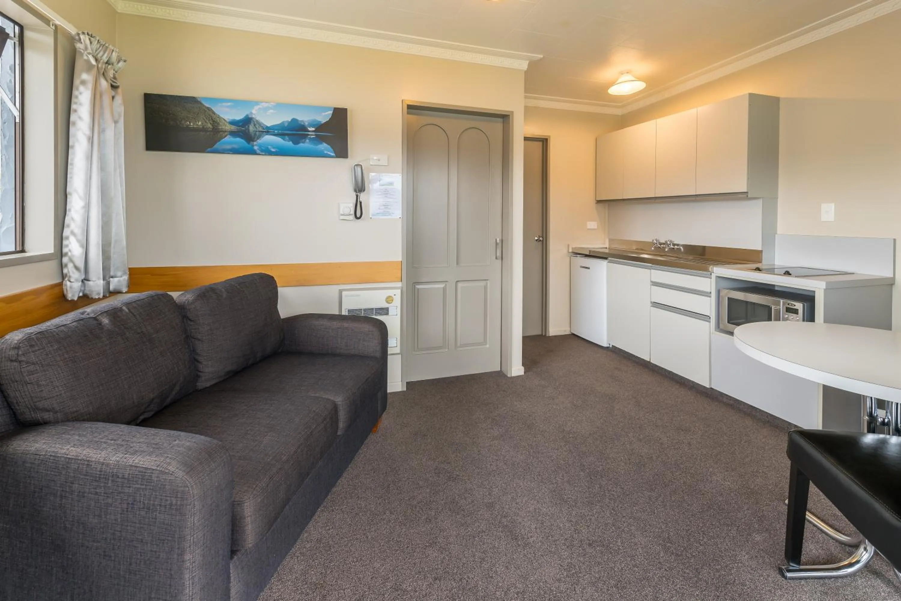 Lakeside Motel & Apartments