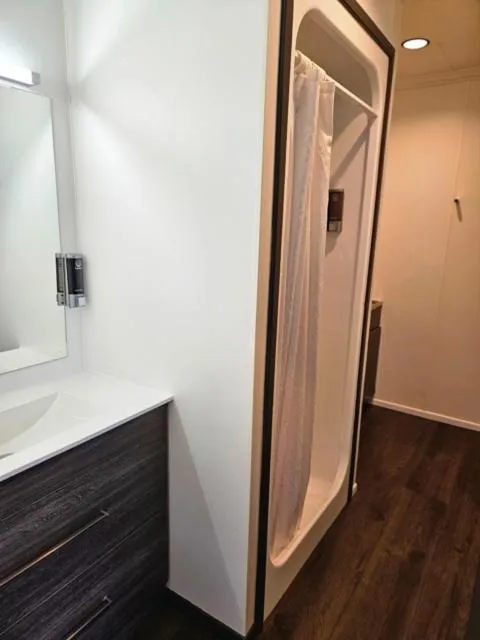 Lakeside Motel & Apartments