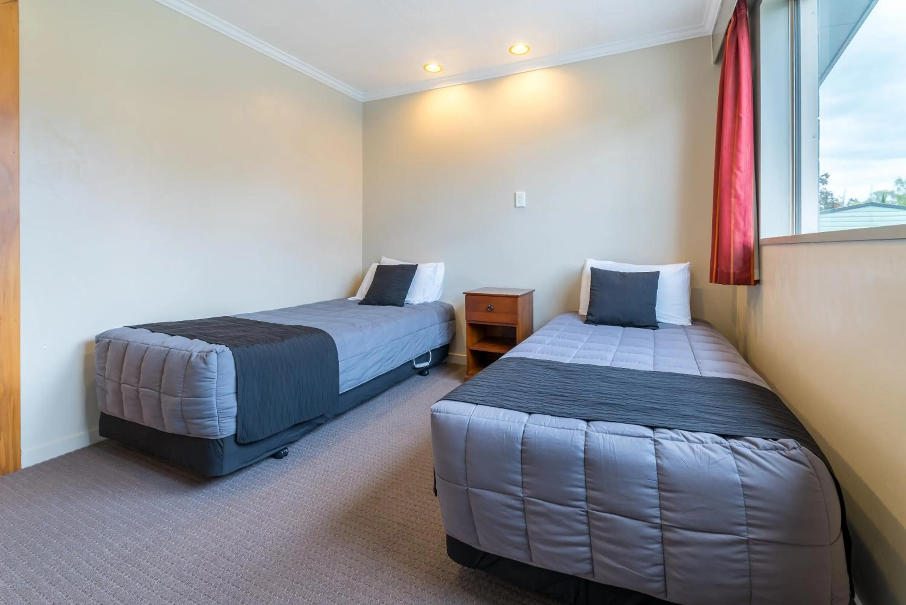 Bed in Lakeside Motel & Apartments