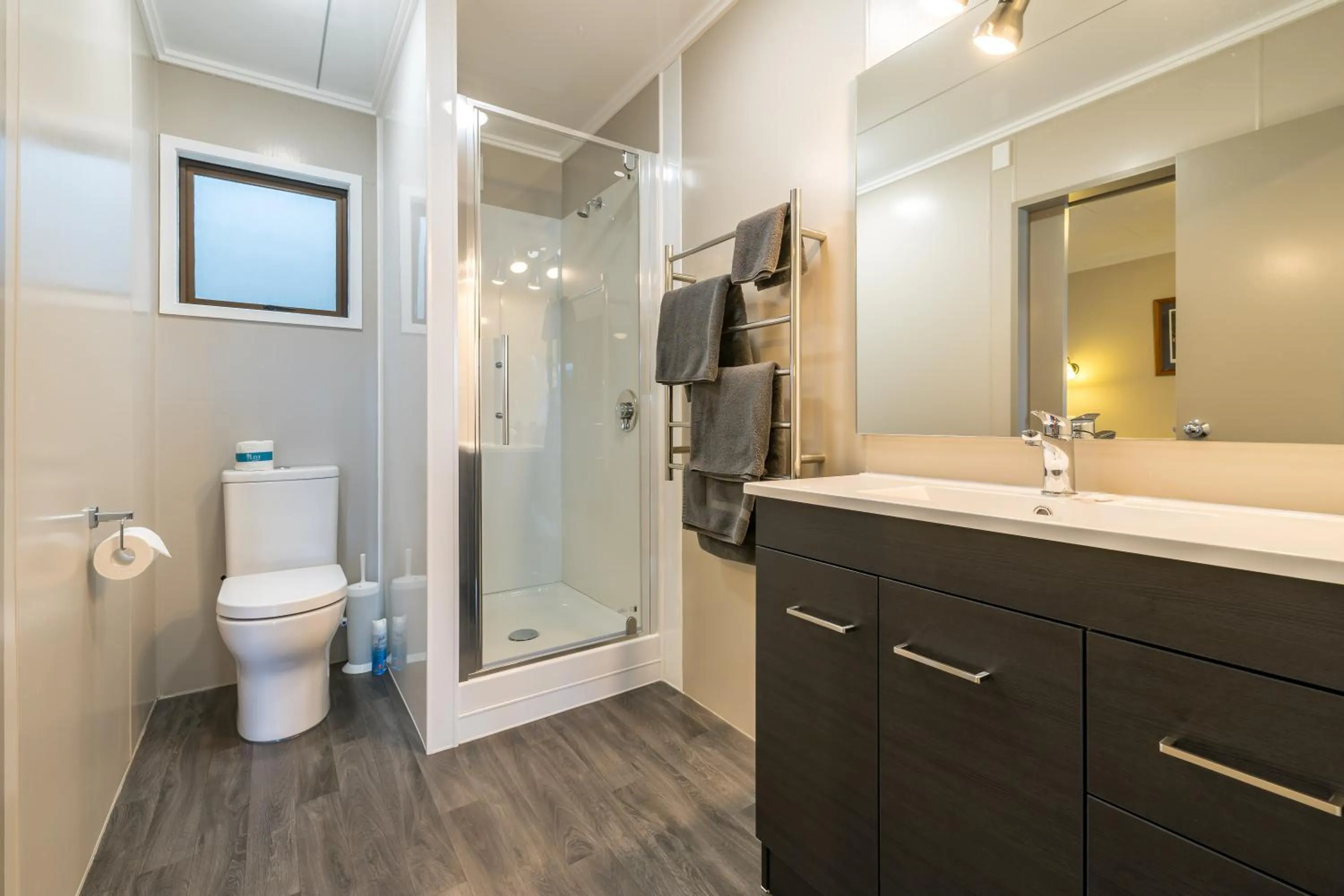 Lakeside Motel & Apartments