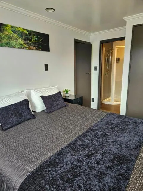 Bed in Lakeside Motel & Apartments