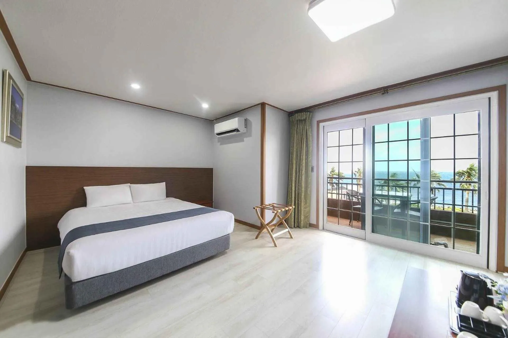 Property building, Bed in Sea Cliff Hotel Jeju