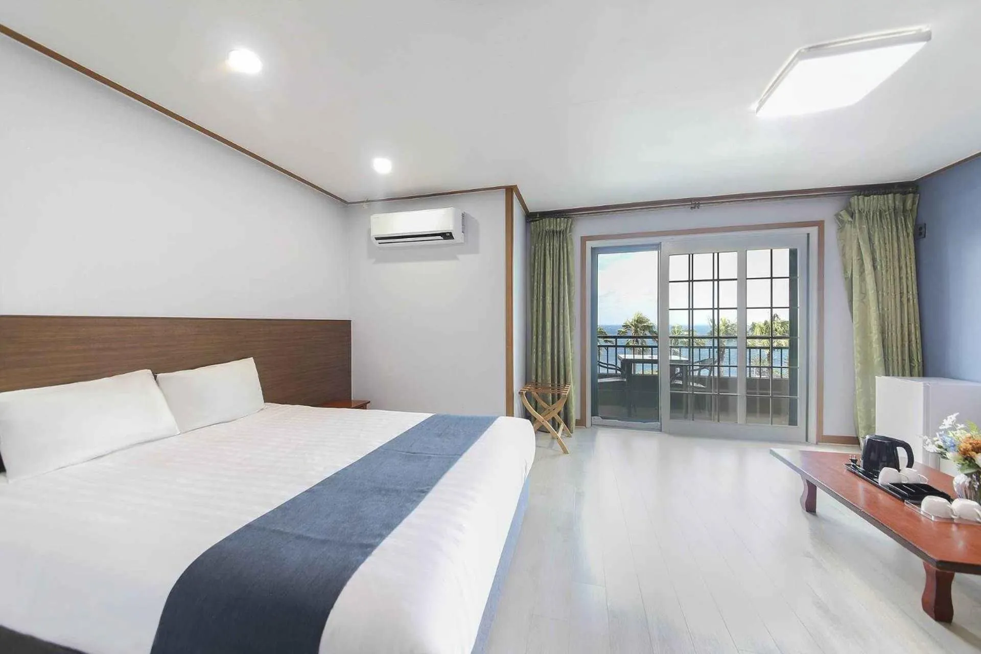 Balcony/Terrace, Bed in Sea Cliff Hotel Jeju