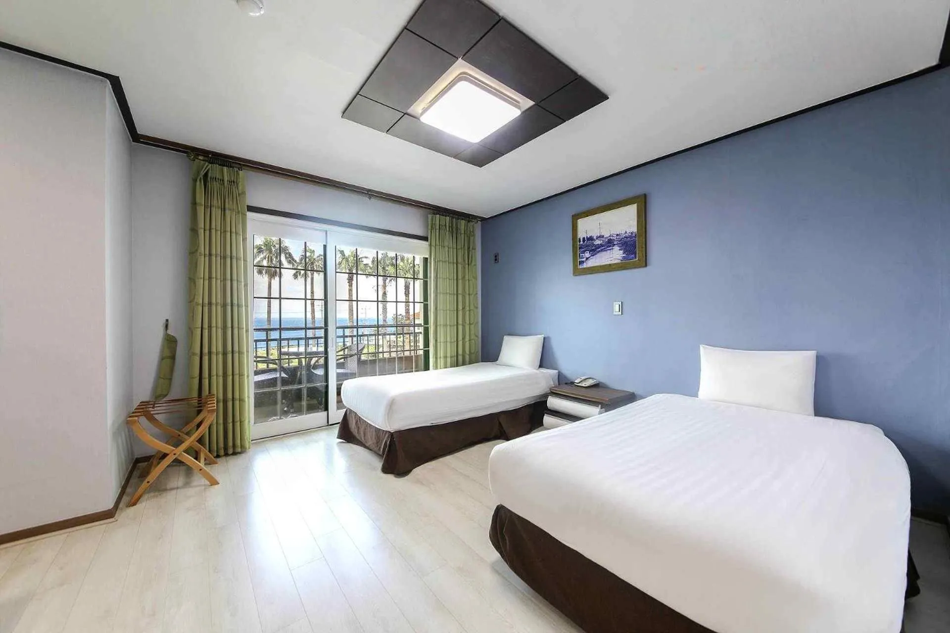 Bed in Sea Cliff Hotel Jeju