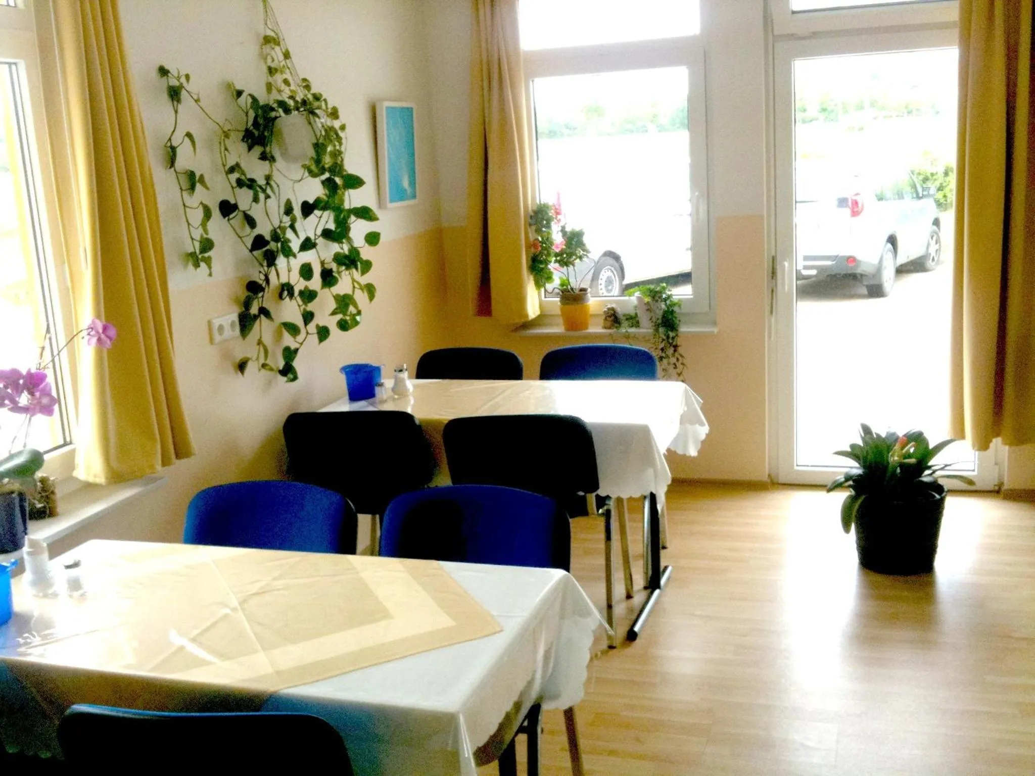 Restaurant/places to eat in i-Motel