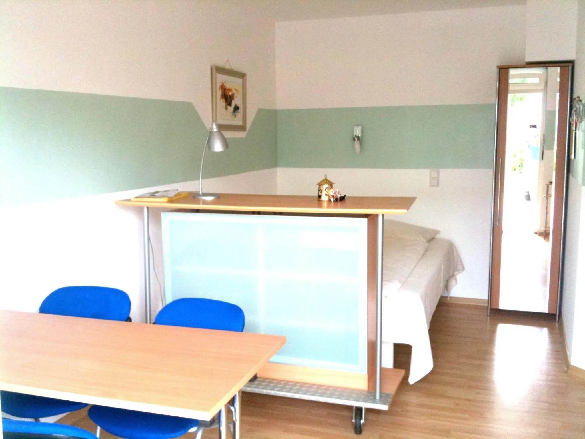 Photo of the whole room in i-Motel