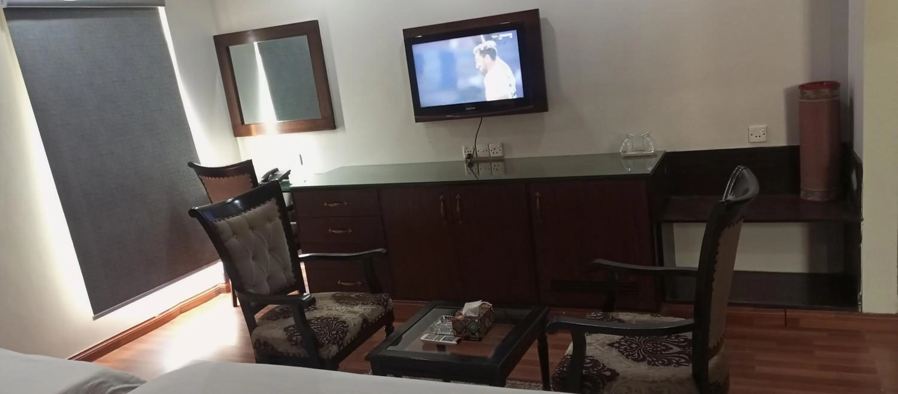 Communal lounge/ TV room in Hira Guest House