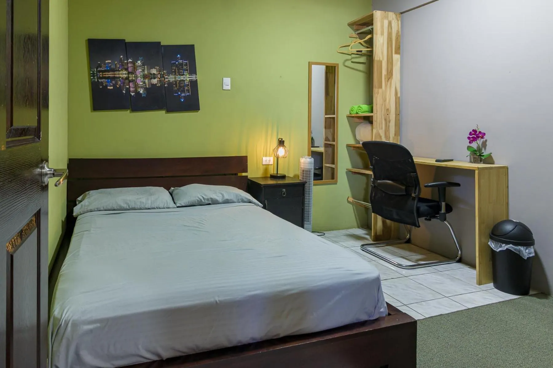 Bedroom, Bed in Delcafetalcr