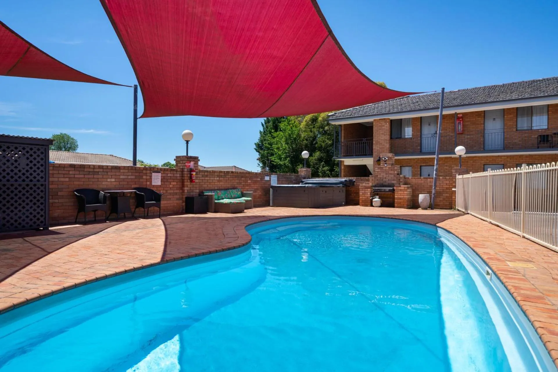 Pool view in Ben Chifley Motor Inn