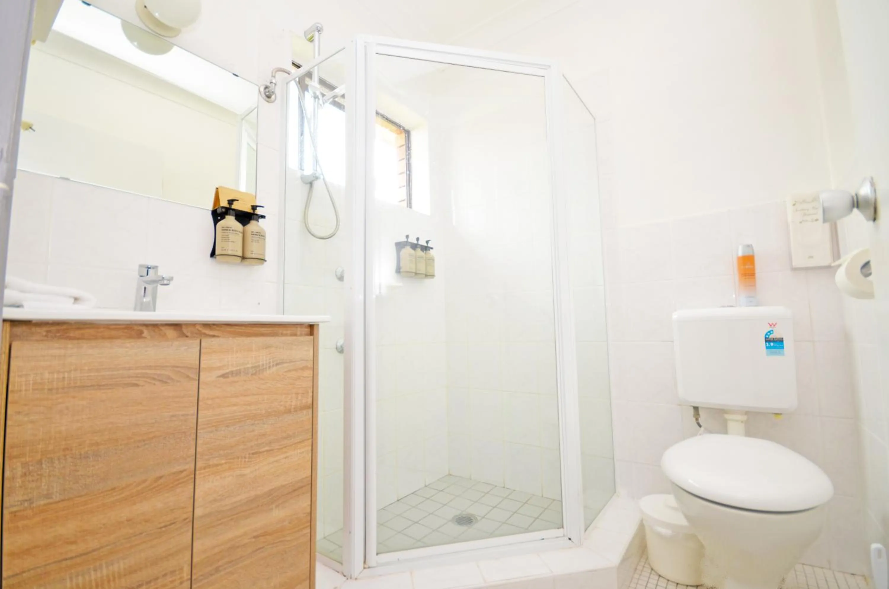 Shower in Ben Chifley Motor Inn