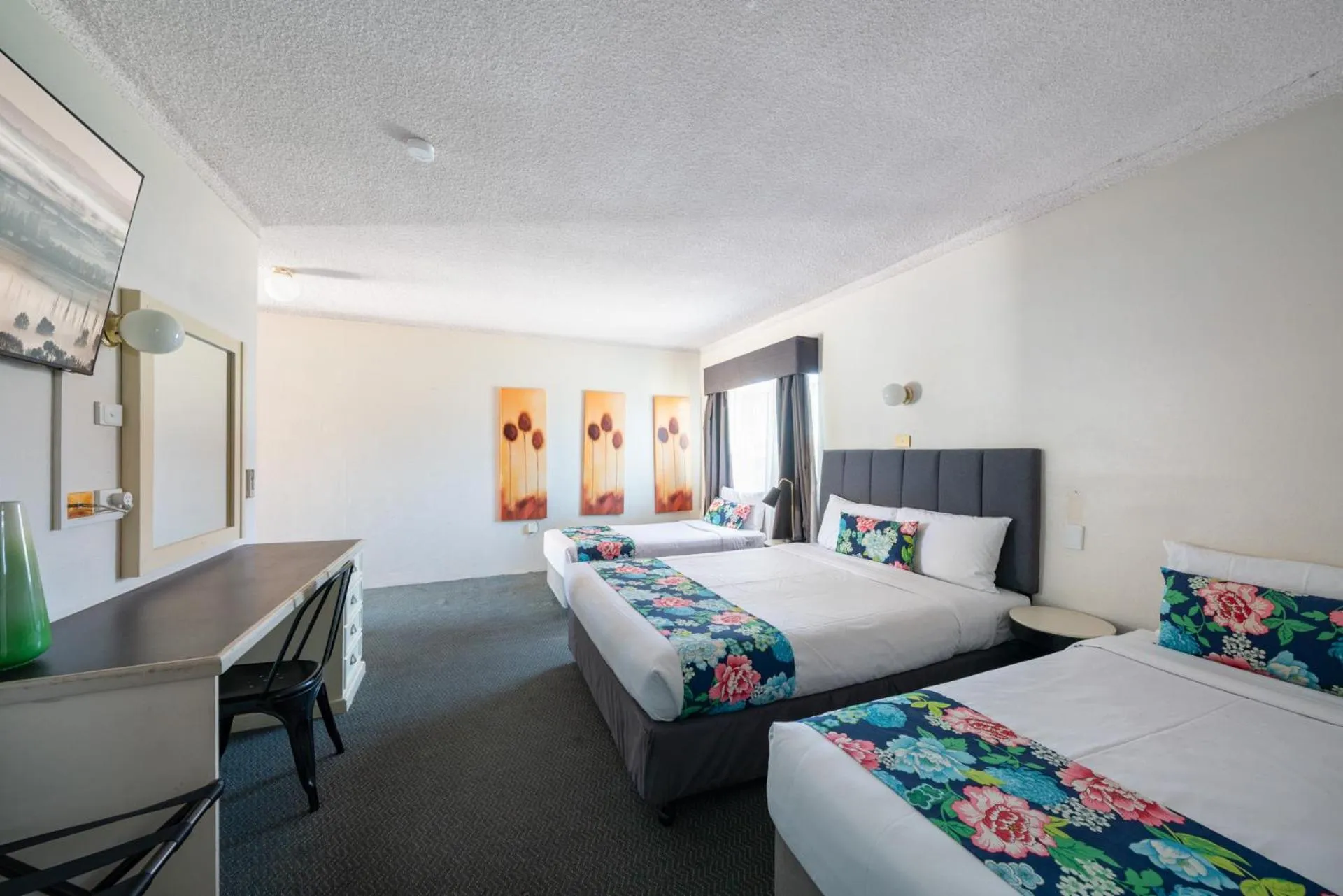 Bed in Ben Chifley Motor Inn