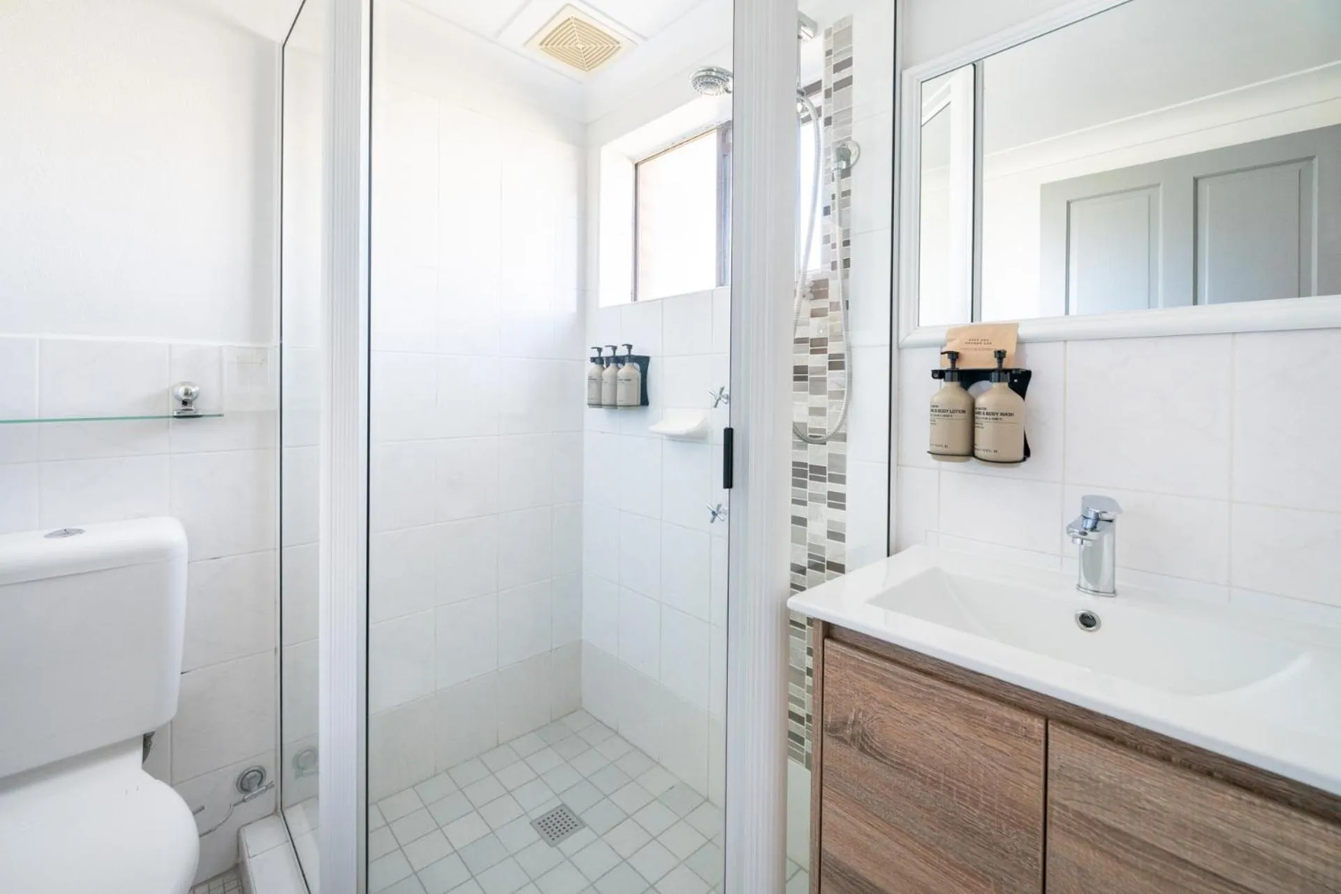 Bathroom in Ben Chifley Motor Inn