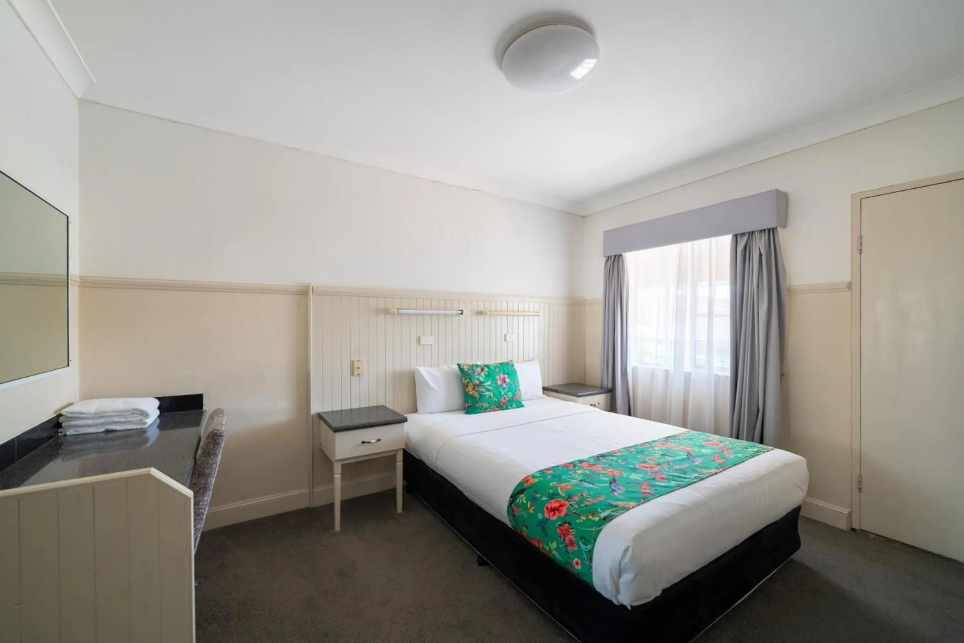 Bedroom, Bed in Ben Chifley Motor Inn