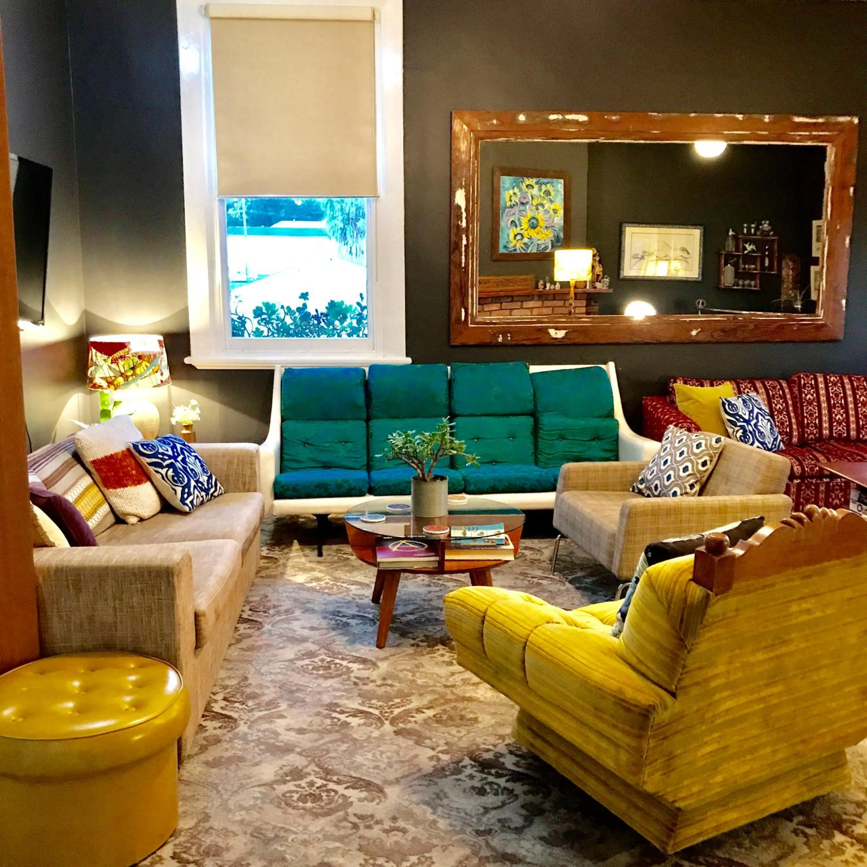 Communal lounge/ TV room in Vine Valley Inn