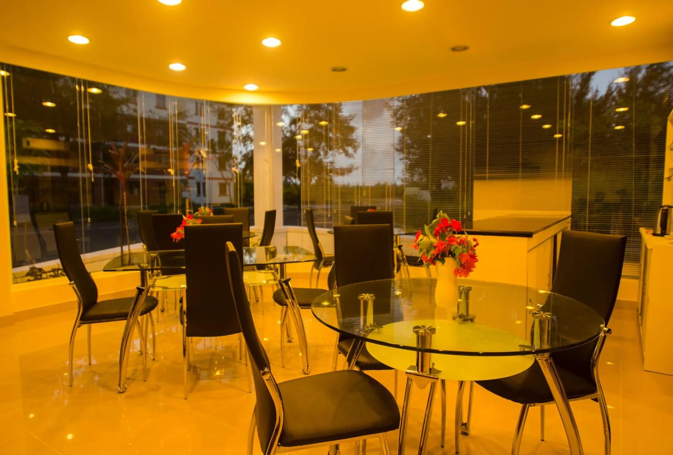 Restaurant/places to eat in Beach Palace