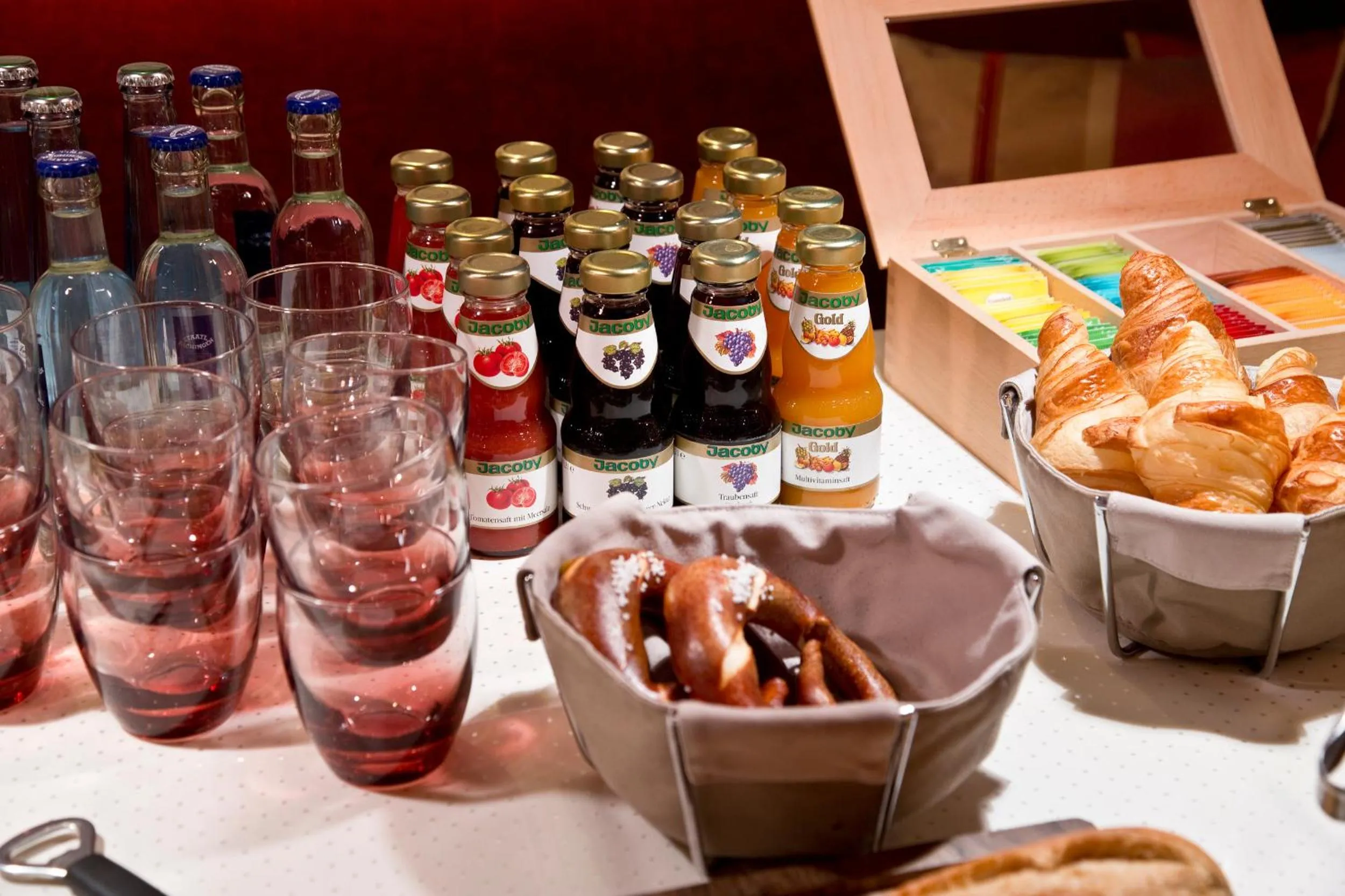 Buffet breakfast in Restaurant-Hotel Maien