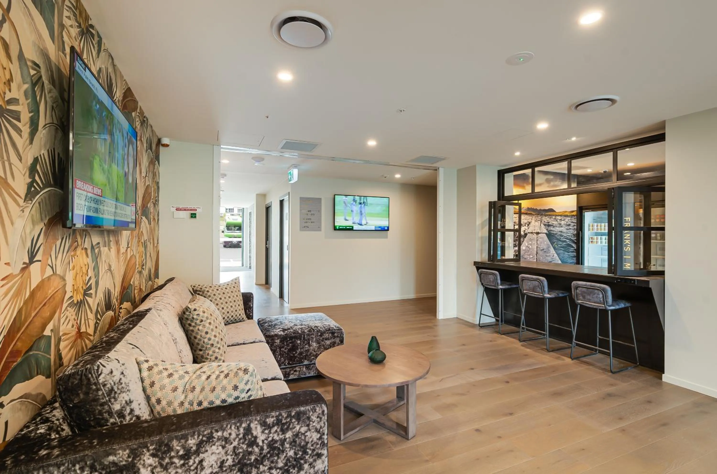 Living room in La Quinta by Wyndham Remarkables Park Queenstown