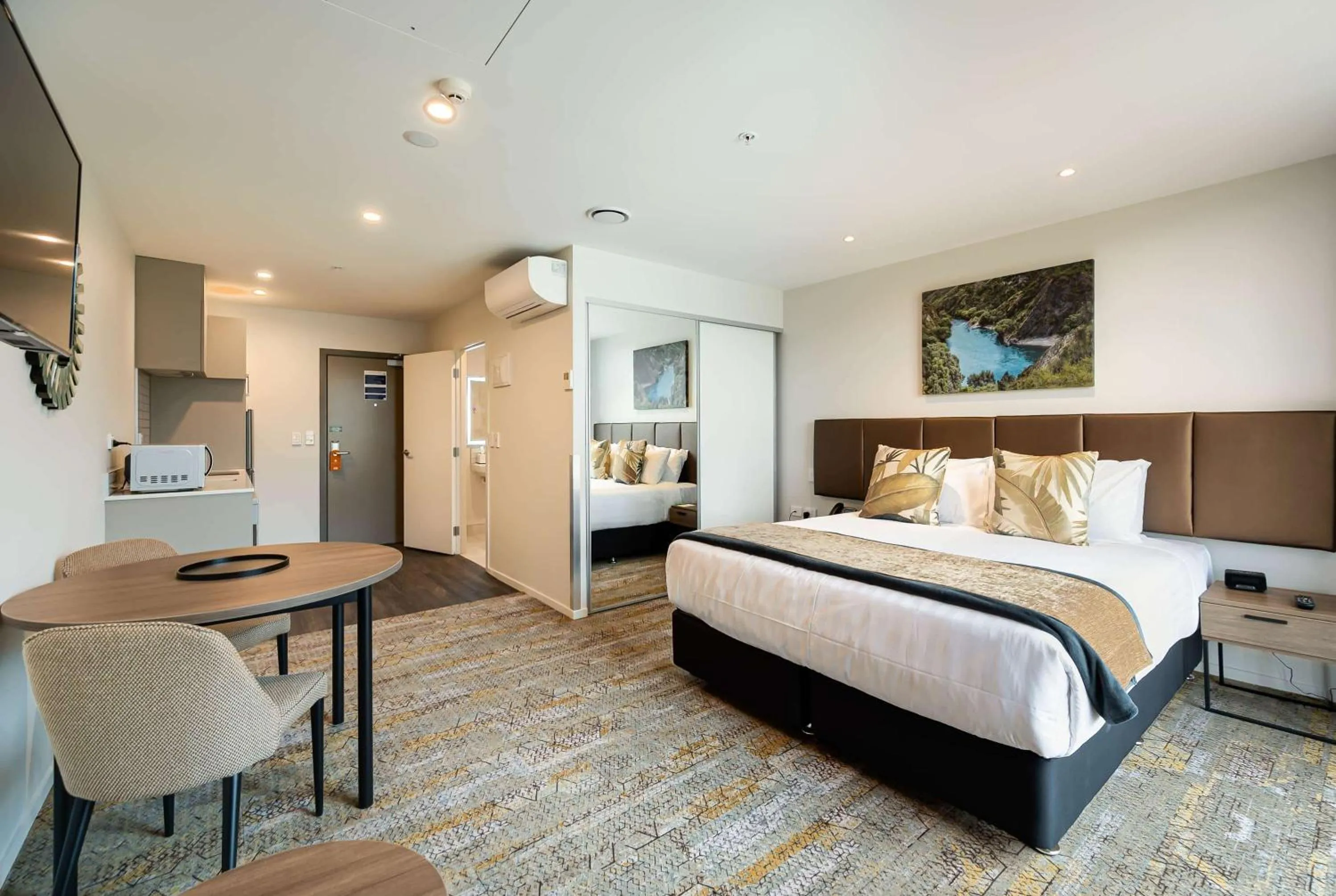 Photo of the whole room, Bed in La Quinta by Wyndham Remarkables Park Queenstown