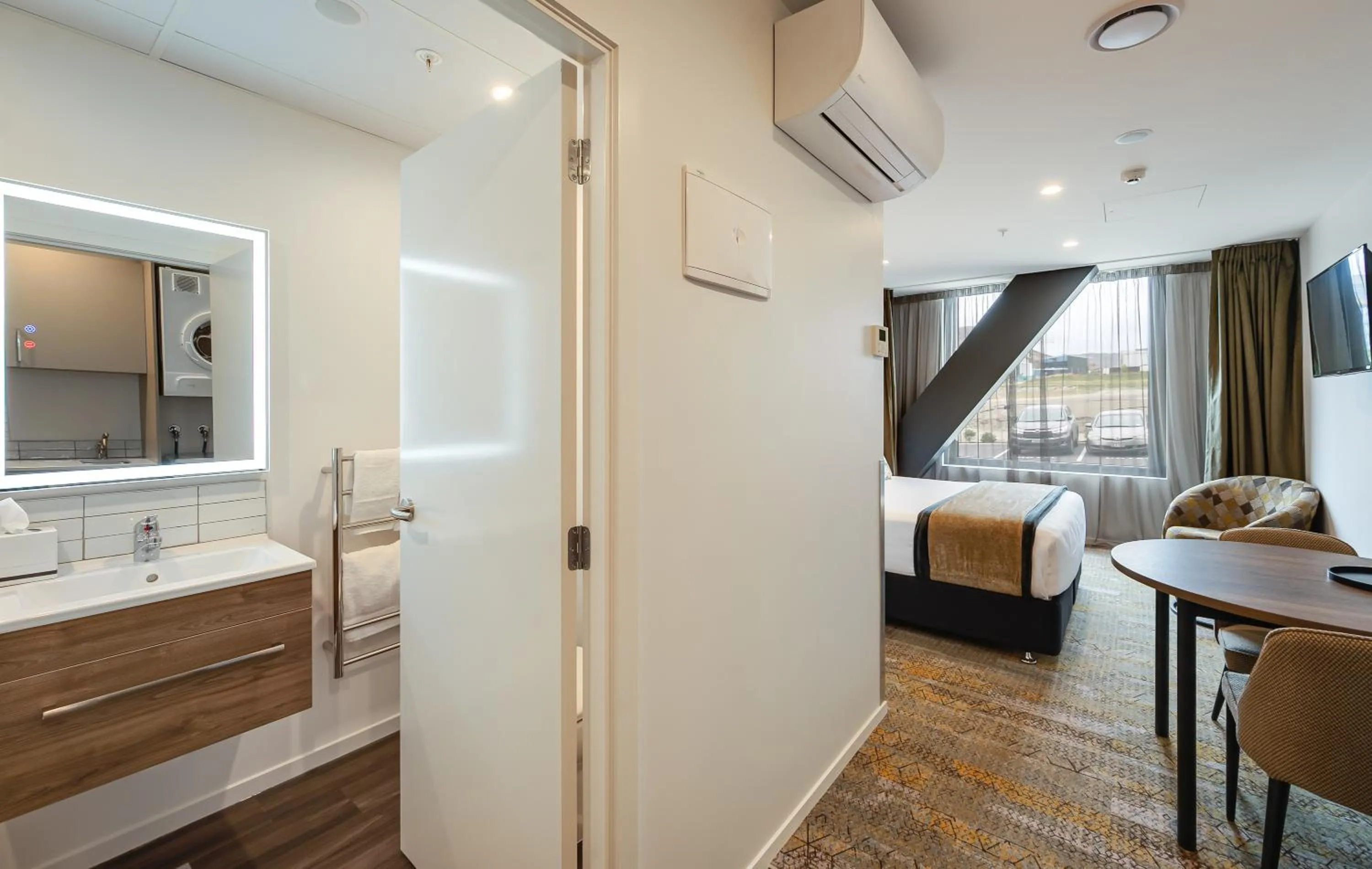 Kitchen or kitchenette, Bed in La Quinta by Wyndham Remarkables Park Queenstown