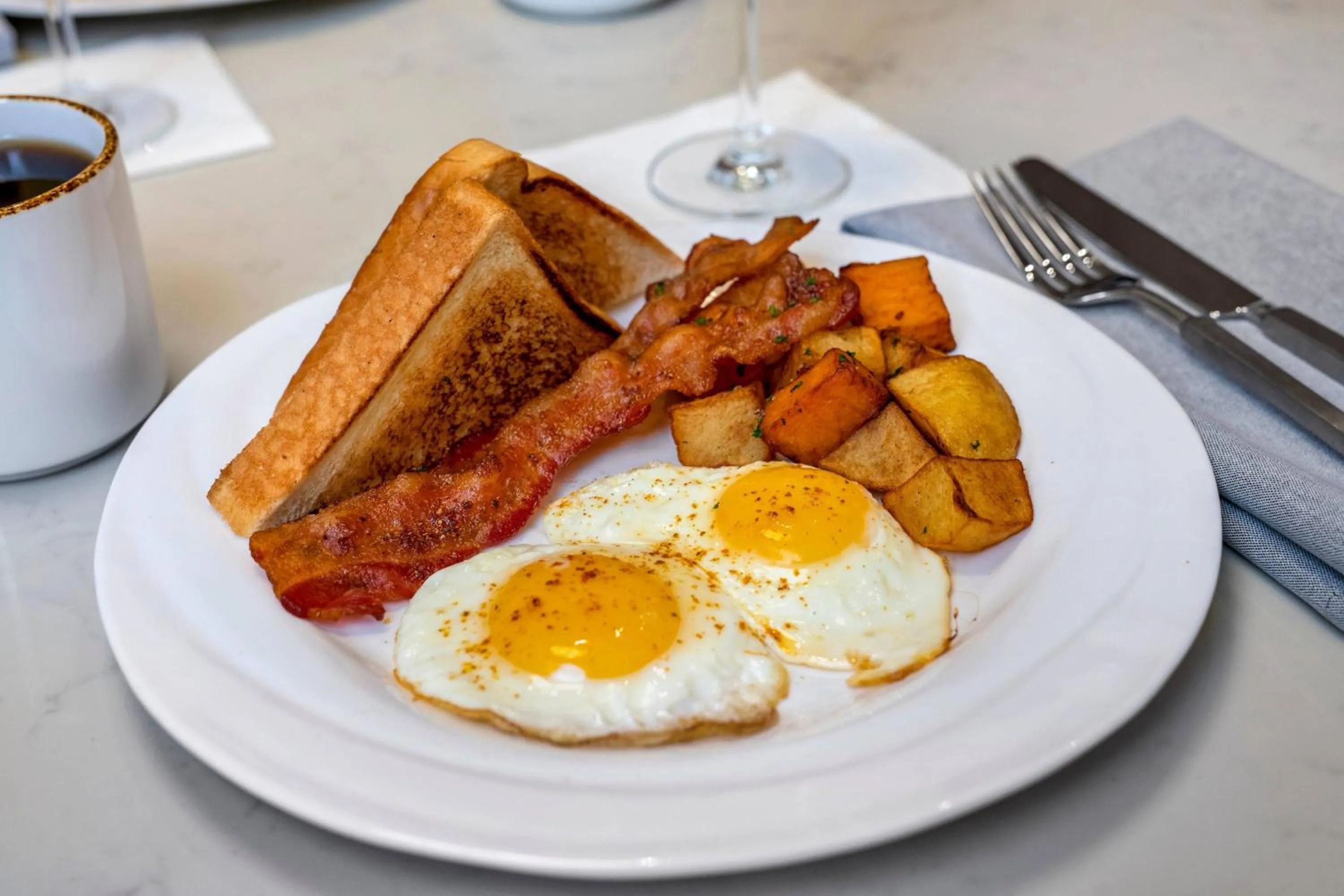 Breakfast in Courtyard by Marriott Fort Lauderdale Downtown
