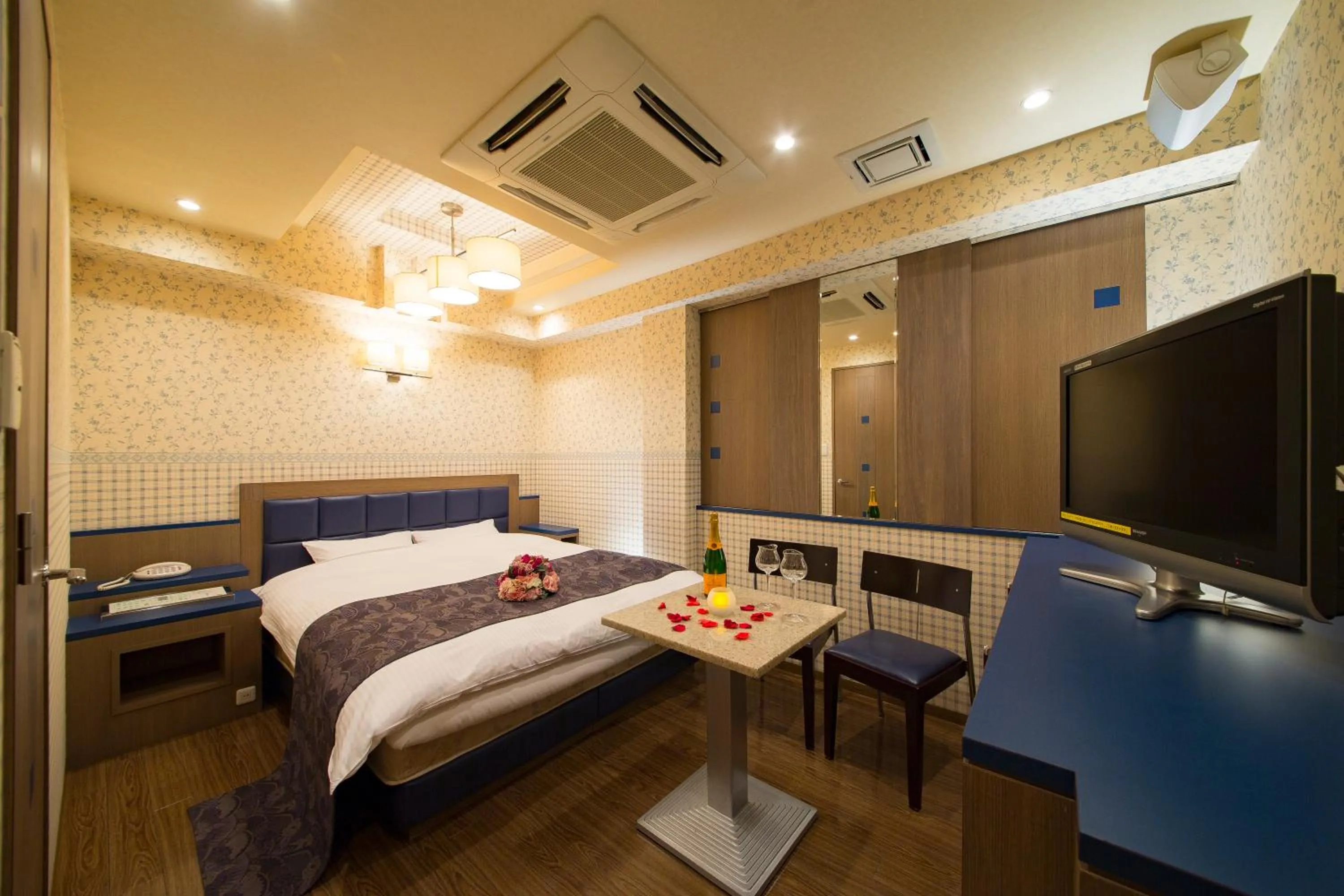 Bedroom, Bed in HOTEL THE i Adult only