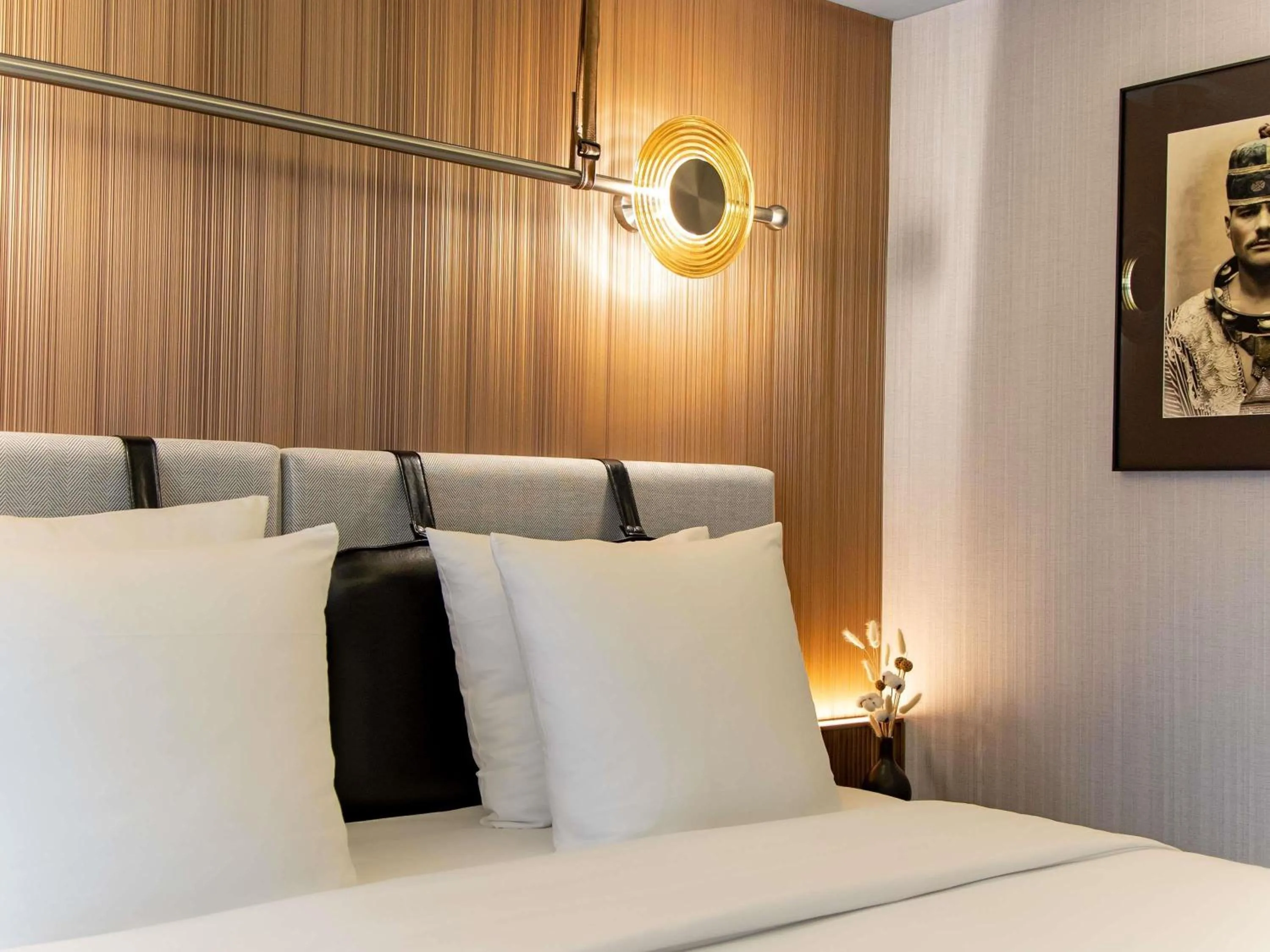 Bedroom in MUZE Hotel Dusseldorf - Handwritten Collection