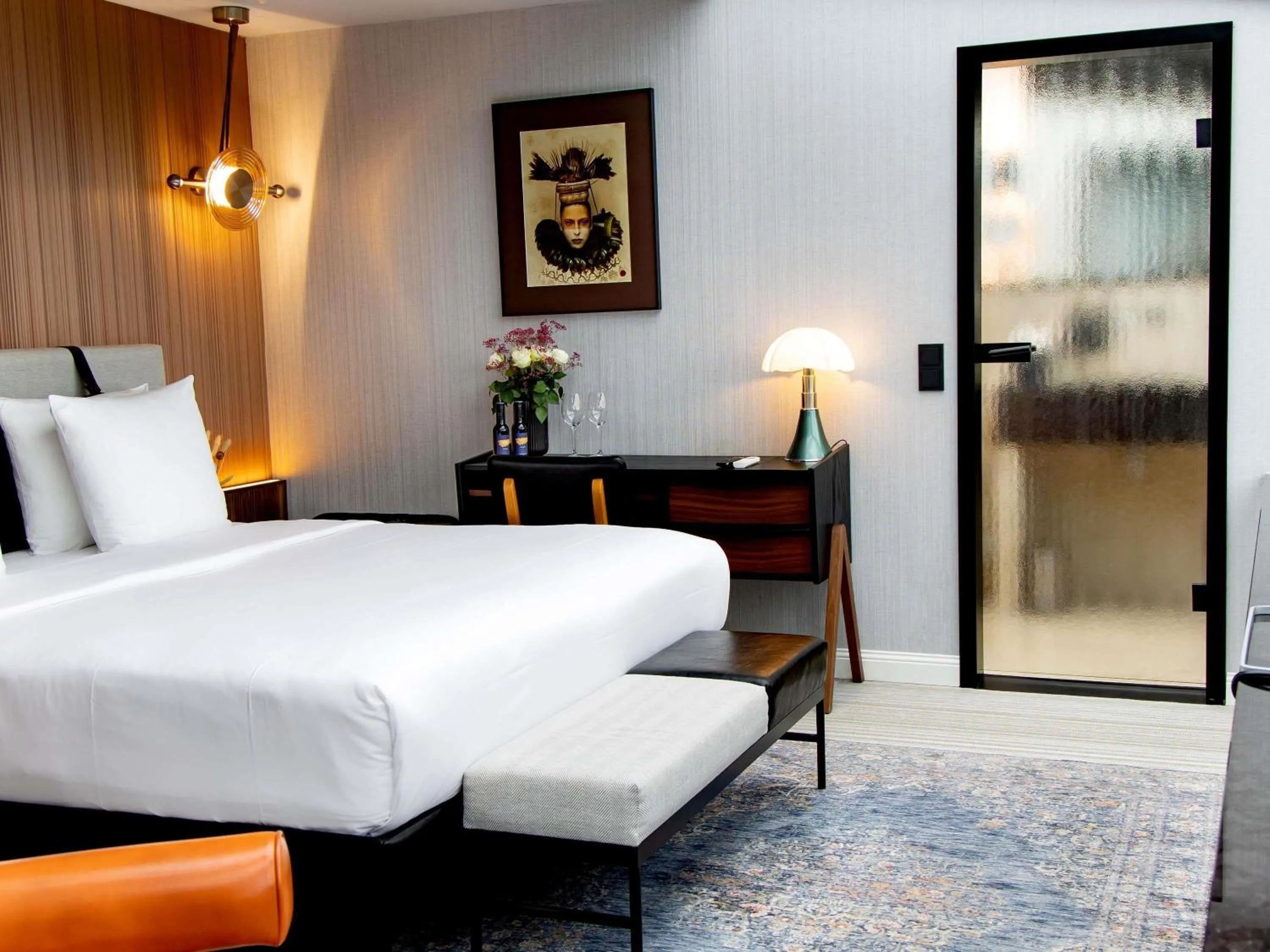 Property building, Bed in MUZE Hotel Dusseldorf - Handwritten Collection