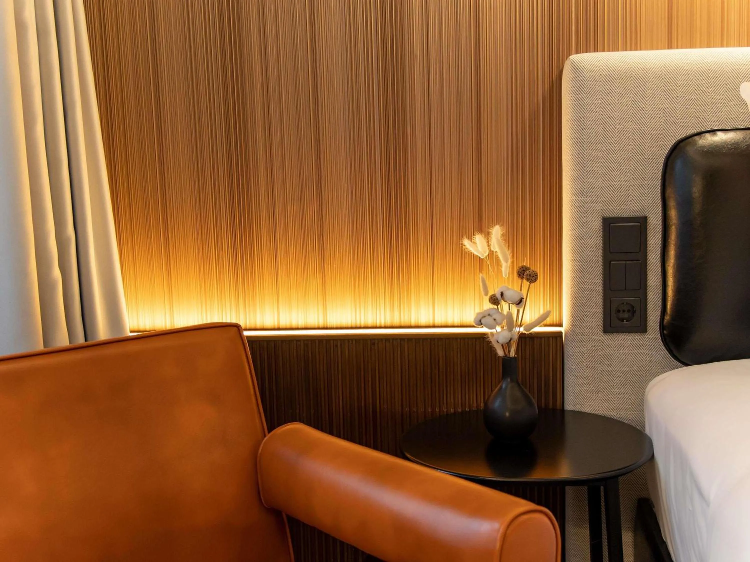 Bedroom in MUZE Hotel Dusseldorf - Handwritten Collection