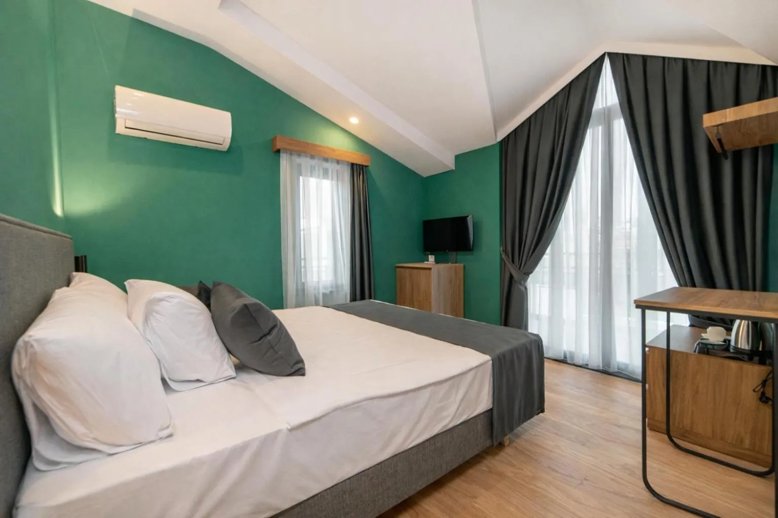 Photo of the whole room, Bed in Deniz Boutique Hotel