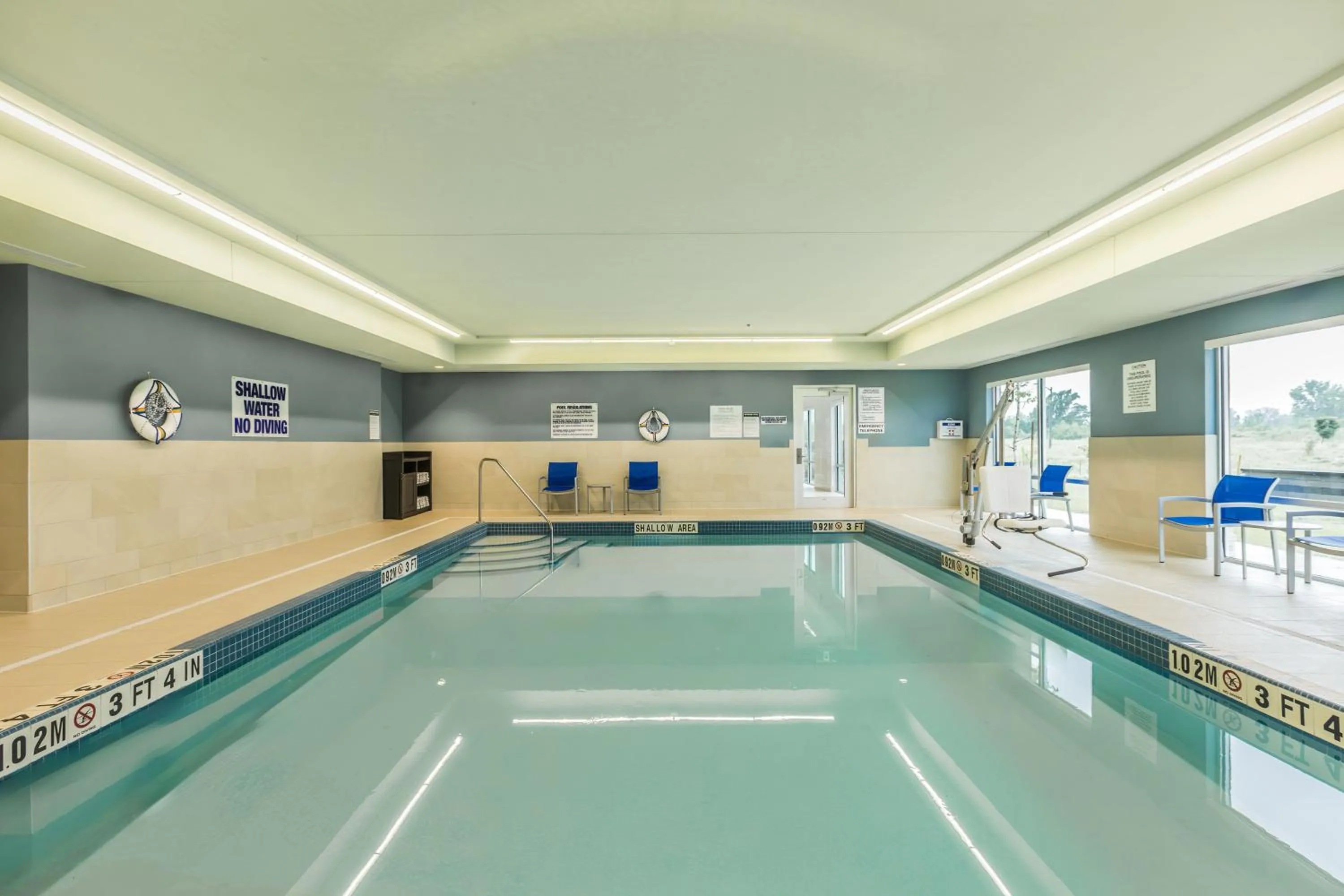 Swimming pool in Holiday Inn Express & Suites - Welland