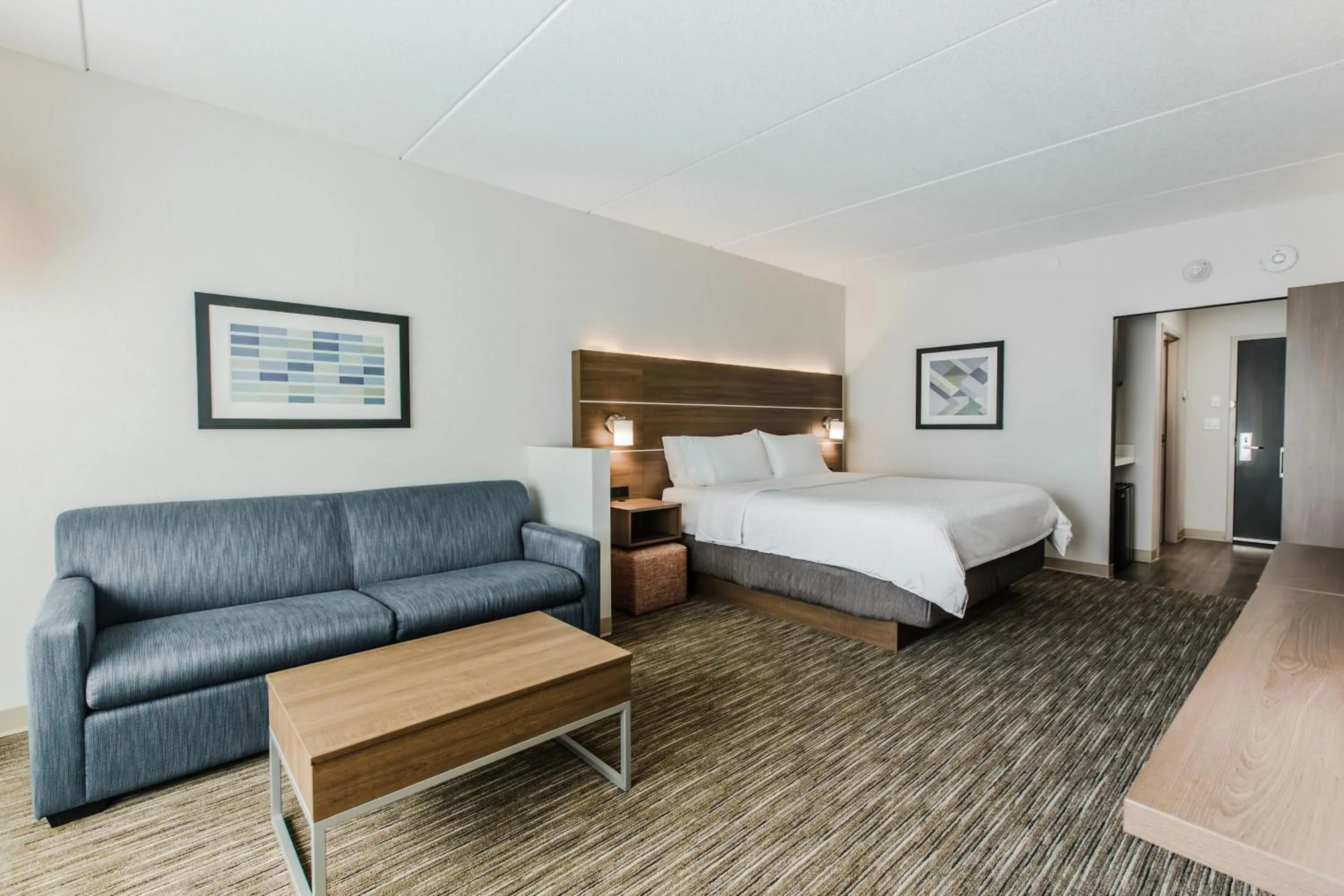 Photo of the whole room, Bed in Holiday Inn Express & Suites - Welland