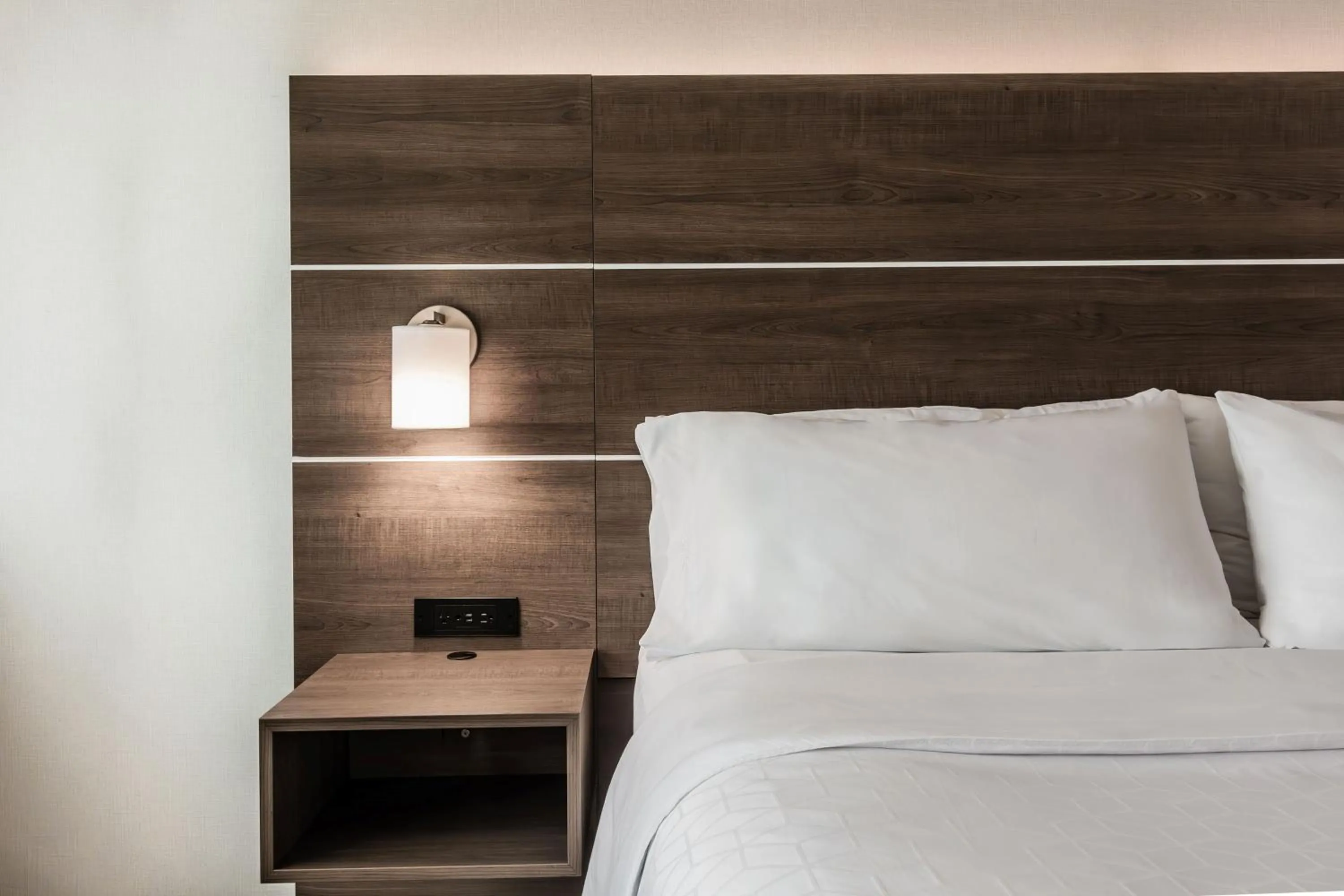 Photo of the whole room, Bed in Holiday Inn Express & Suites - Welland