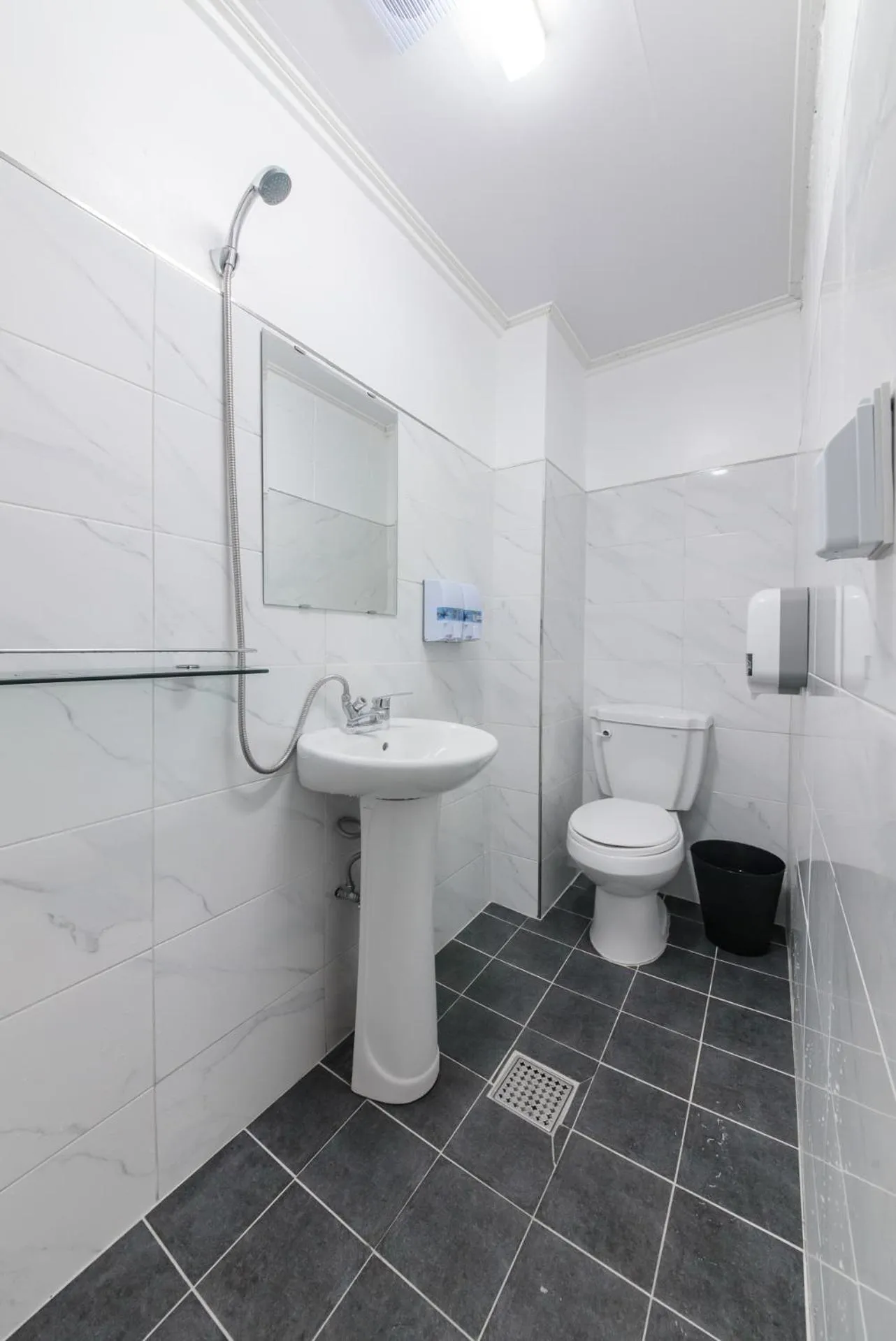 Shower in Itaewon Yellow Guesthouse