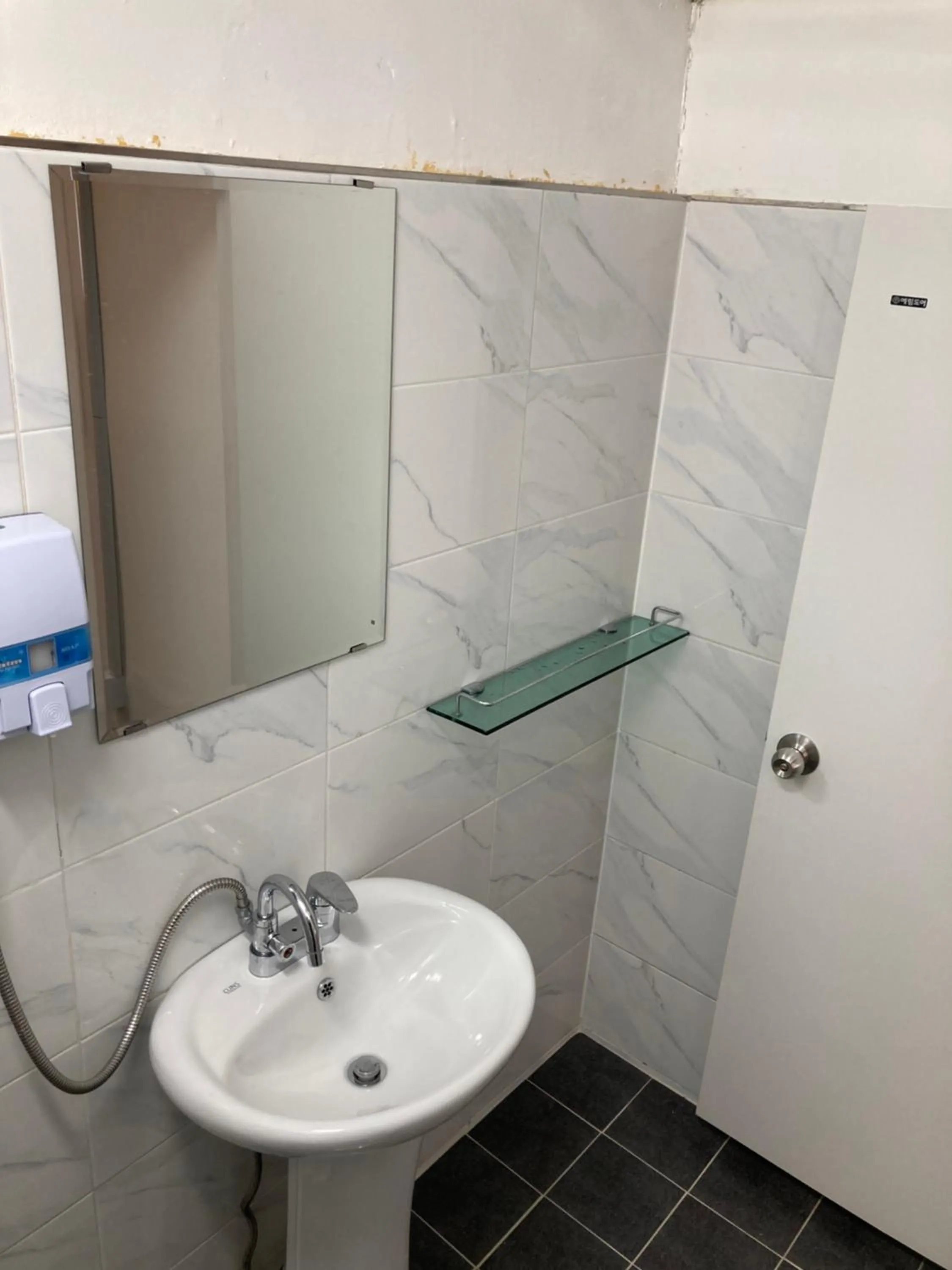 Bathroom in Itaewon Yellow Guesthouse