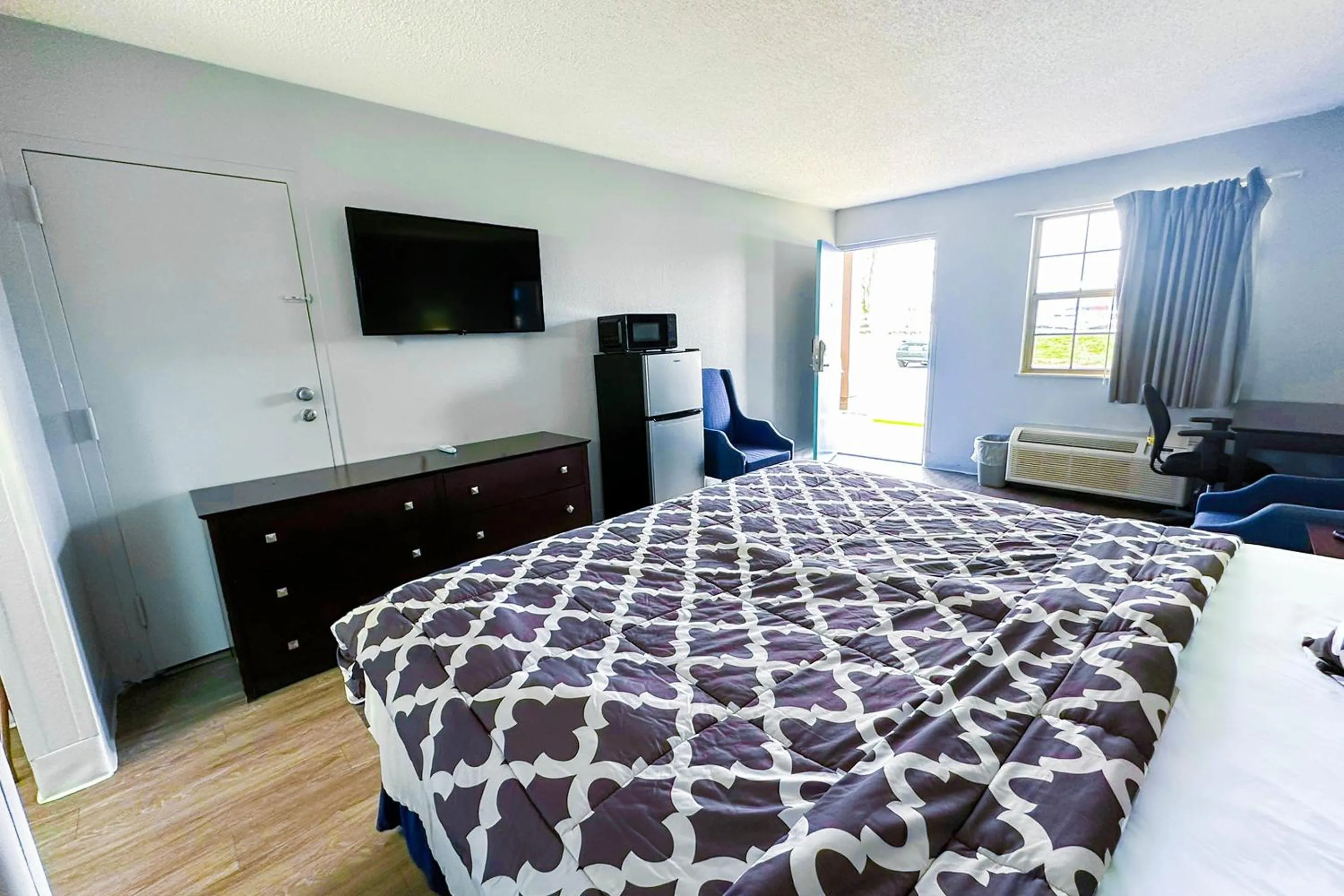 Bedroom, Bed in Happy Stay Inn Madisonville I-69 By OYO