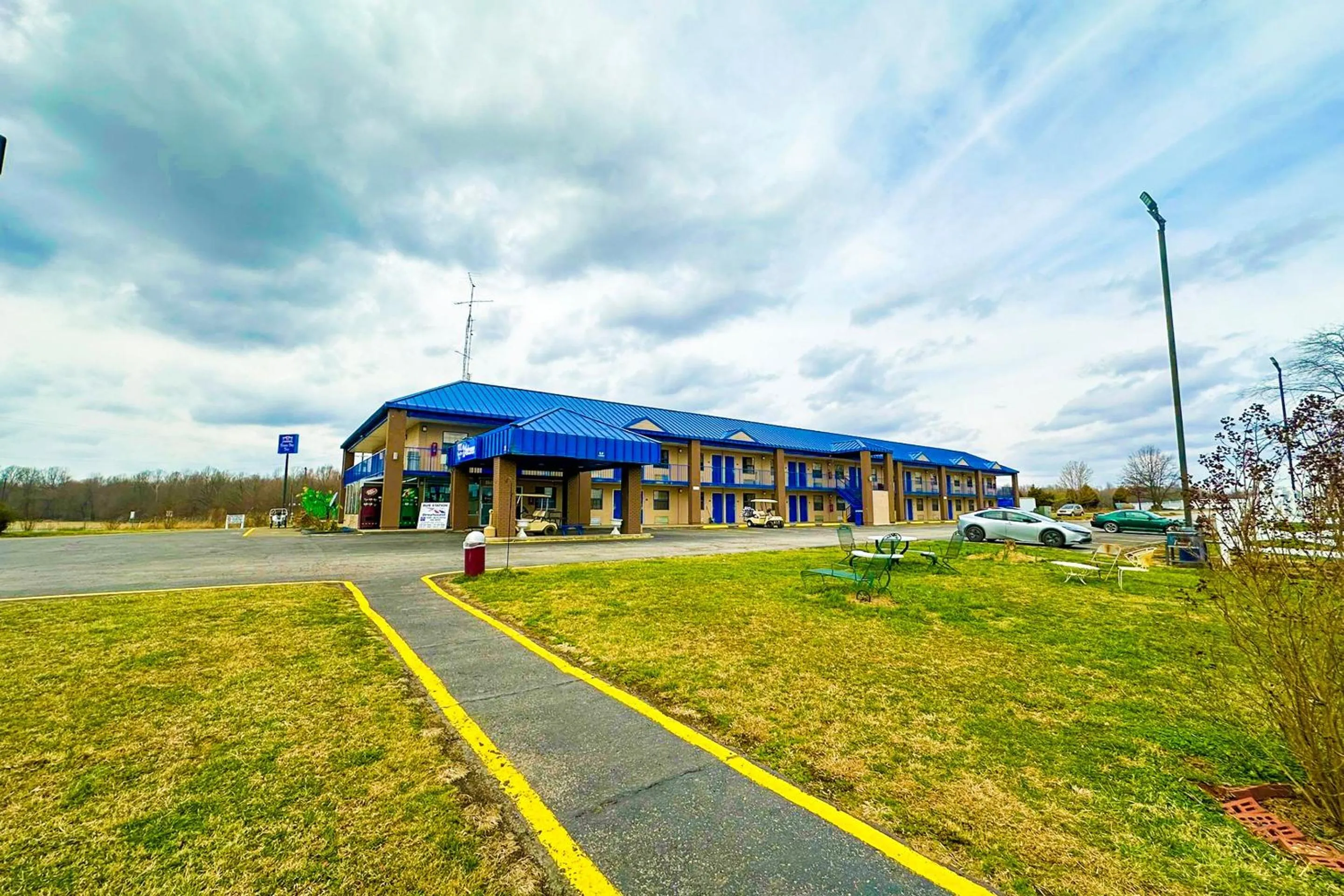 Facade/entrance in Happy Stay Inn Madisonville I-69 By OYO