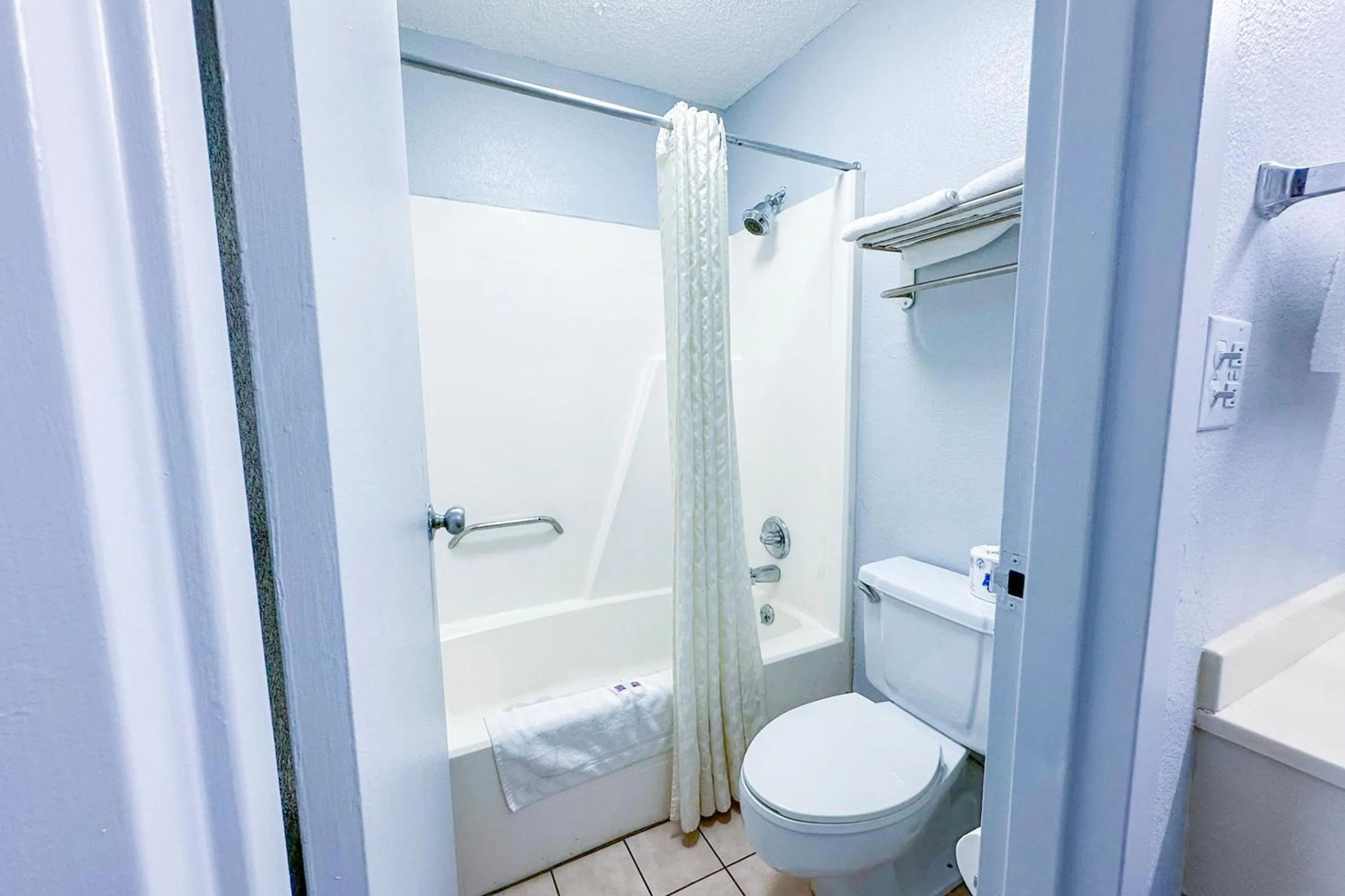 Bathroom in Happy Stay Inn Madisonville I-69 By OYO