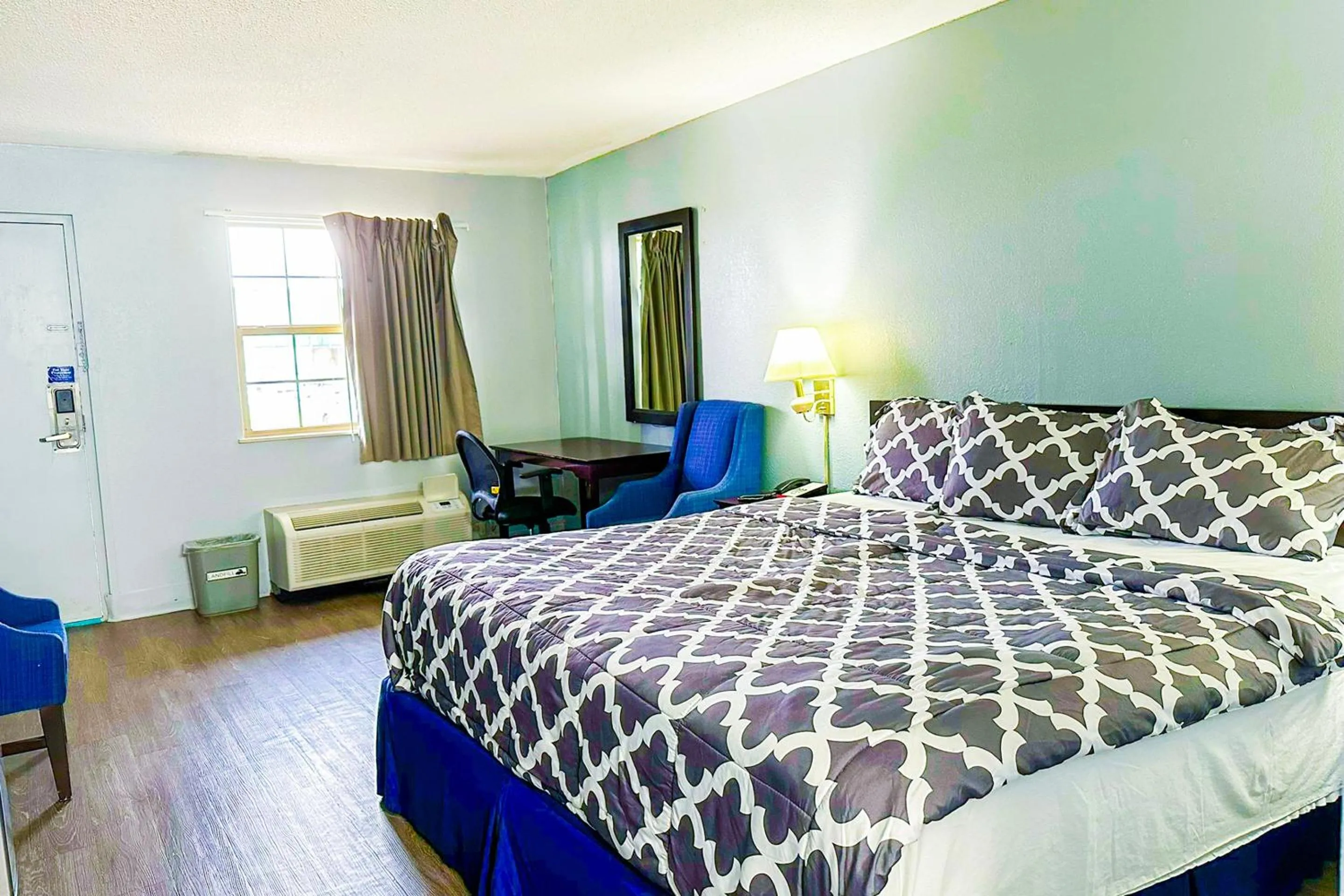 Bedroom, Bed in Happy Stay Inn Madisonville I-69 By OYO