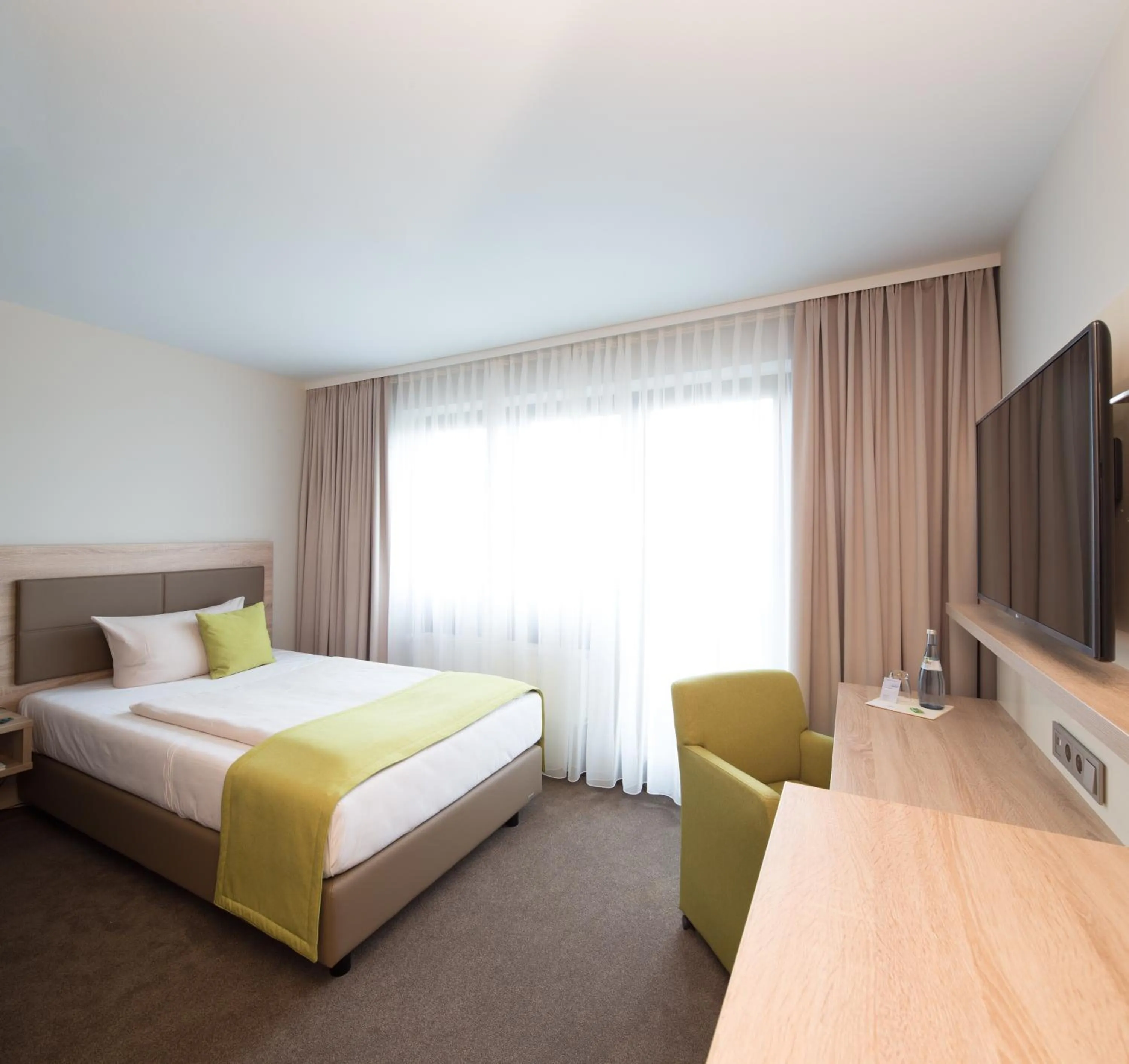 Photo of the whole room, Bed in ARAMIS Tagungs- und Sporthotel