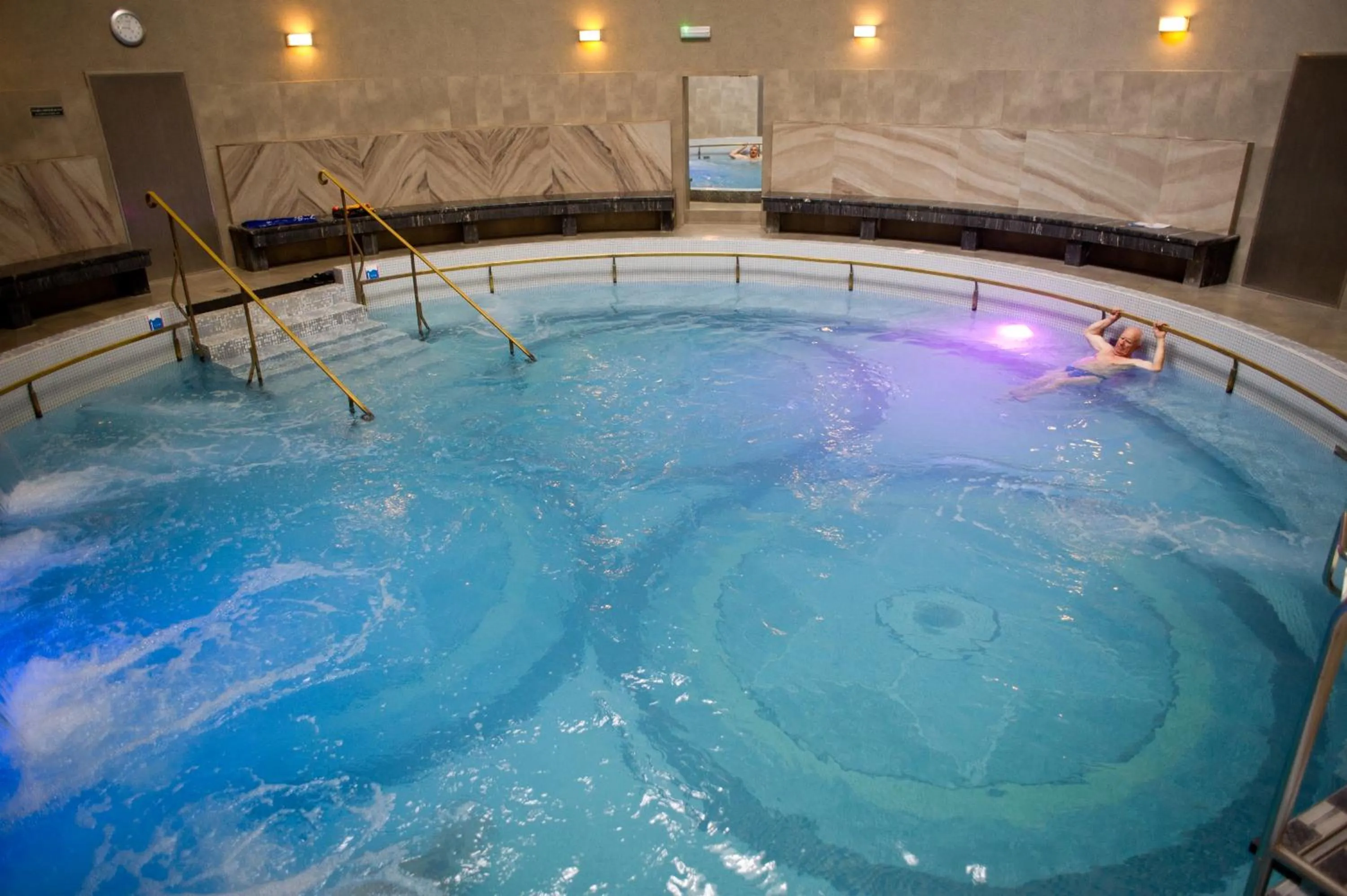 Hot Spring Bath in Uzdrowisko Cieplice - Dom Zdrojowy