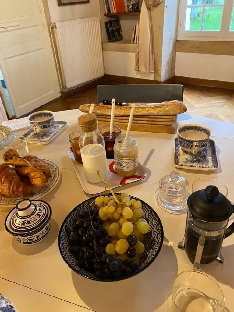 Continental breakfast in Le Jardin dans les vignes