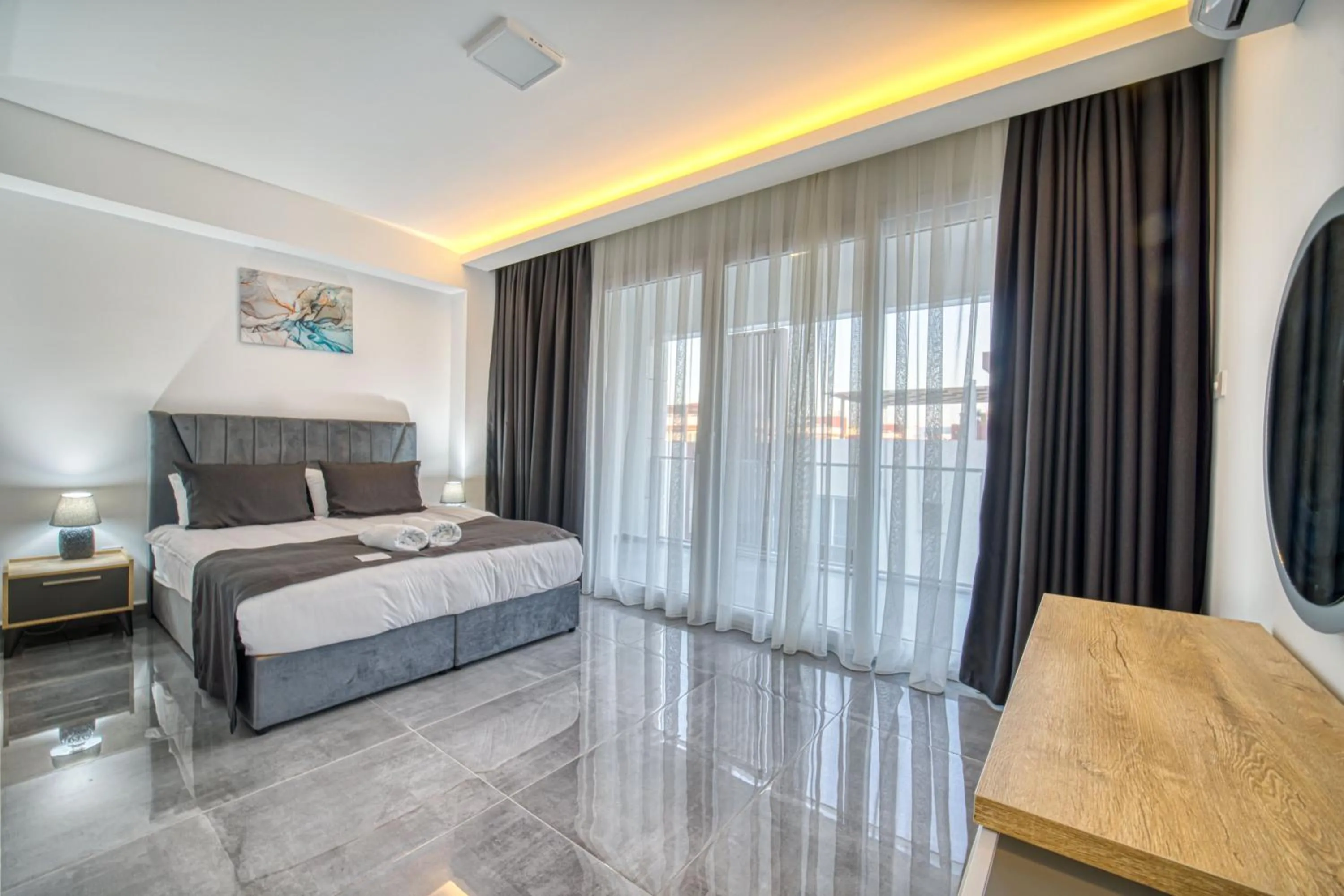 Bedroom, Bed in Courtyard Long Beach Holiday Resort